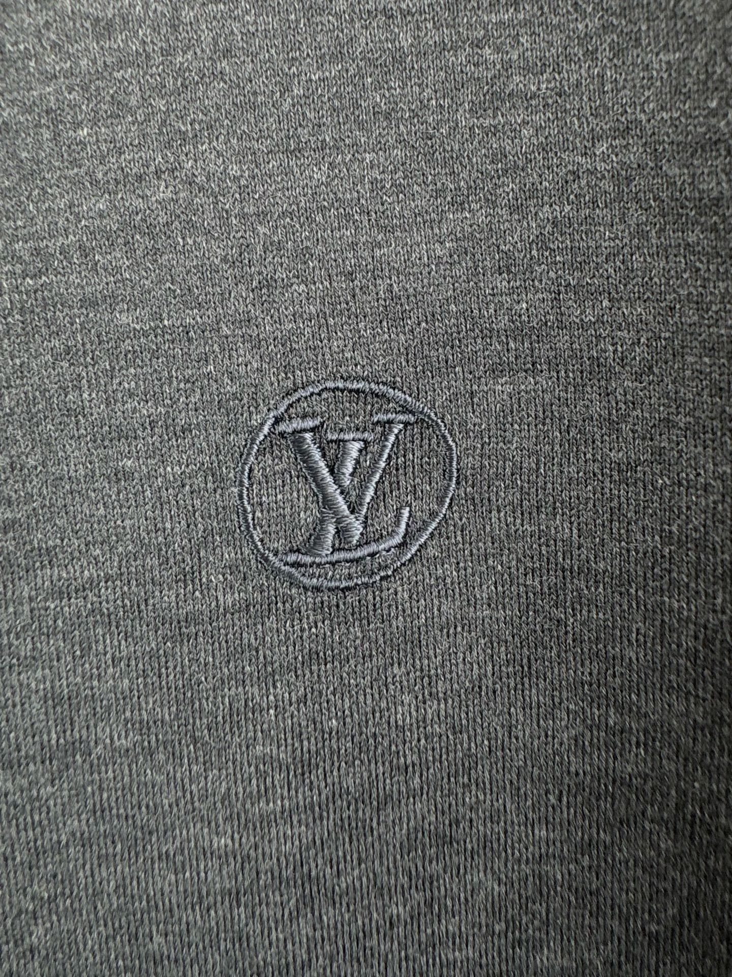 Louis Vuitton Louis Vuitton Embroidered Logo T-Shirt XL Size US XL / EU 56 / 4 - 4 Thumbnail