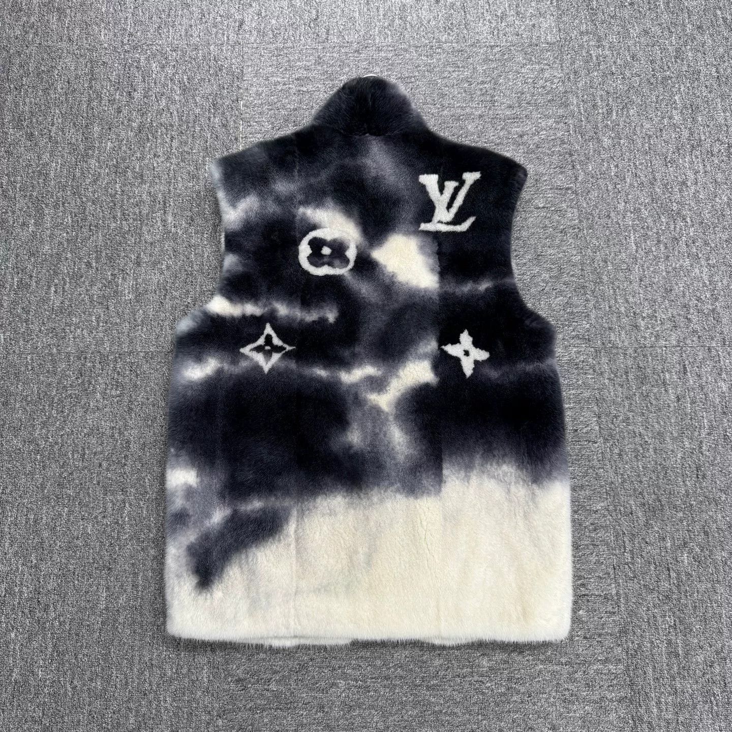 Louis Vuitton Louis Vuitton Monogram Mink Fur Vest Size 44 Size US S / EU 44-46 / 1 - 6 Thumbnail