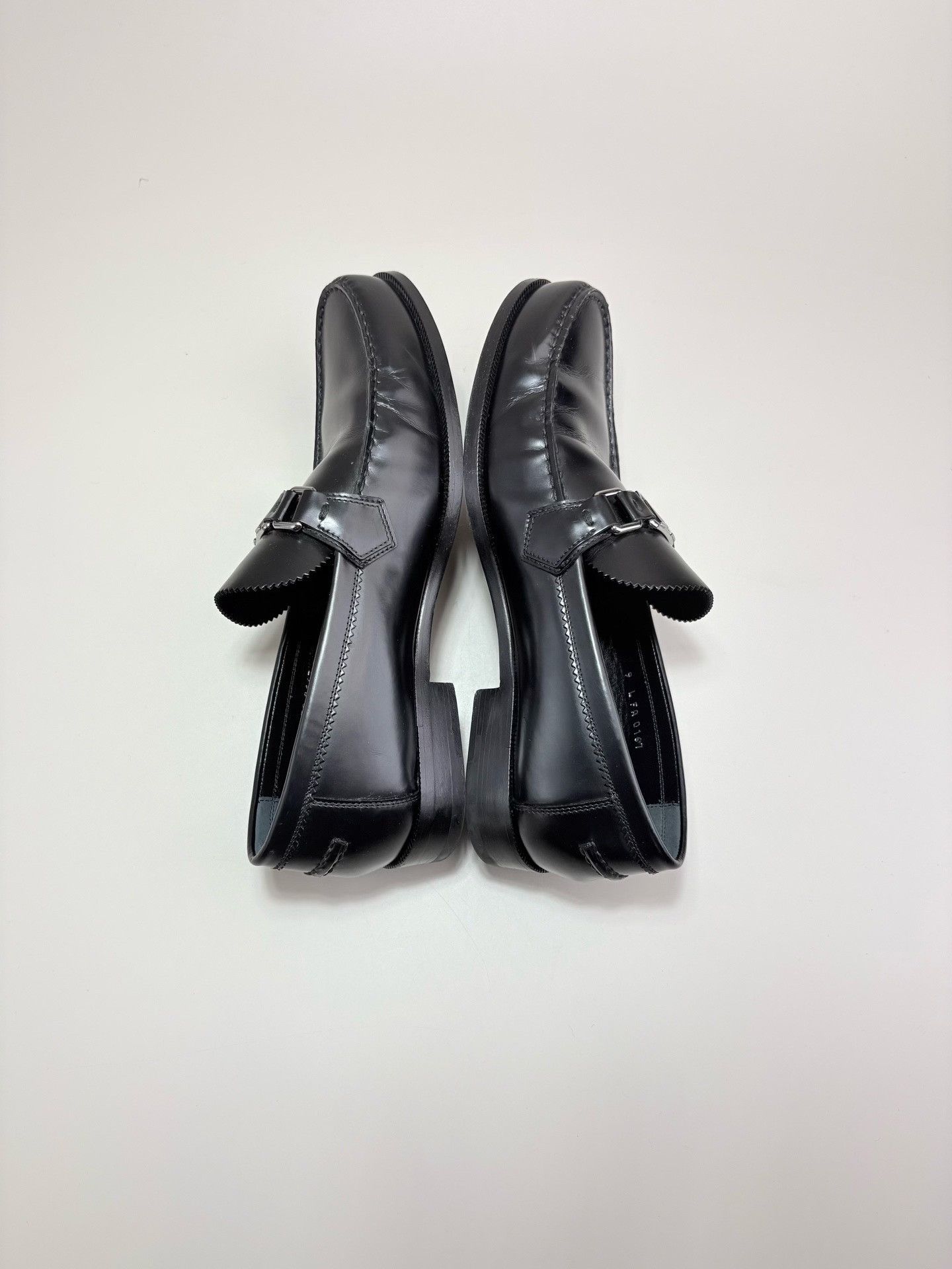 Louis Vuitton Louis Vuitton Metal Logo Leather Loafers Size 9 Size US 10 / EU 43 - 6 Thumbnail