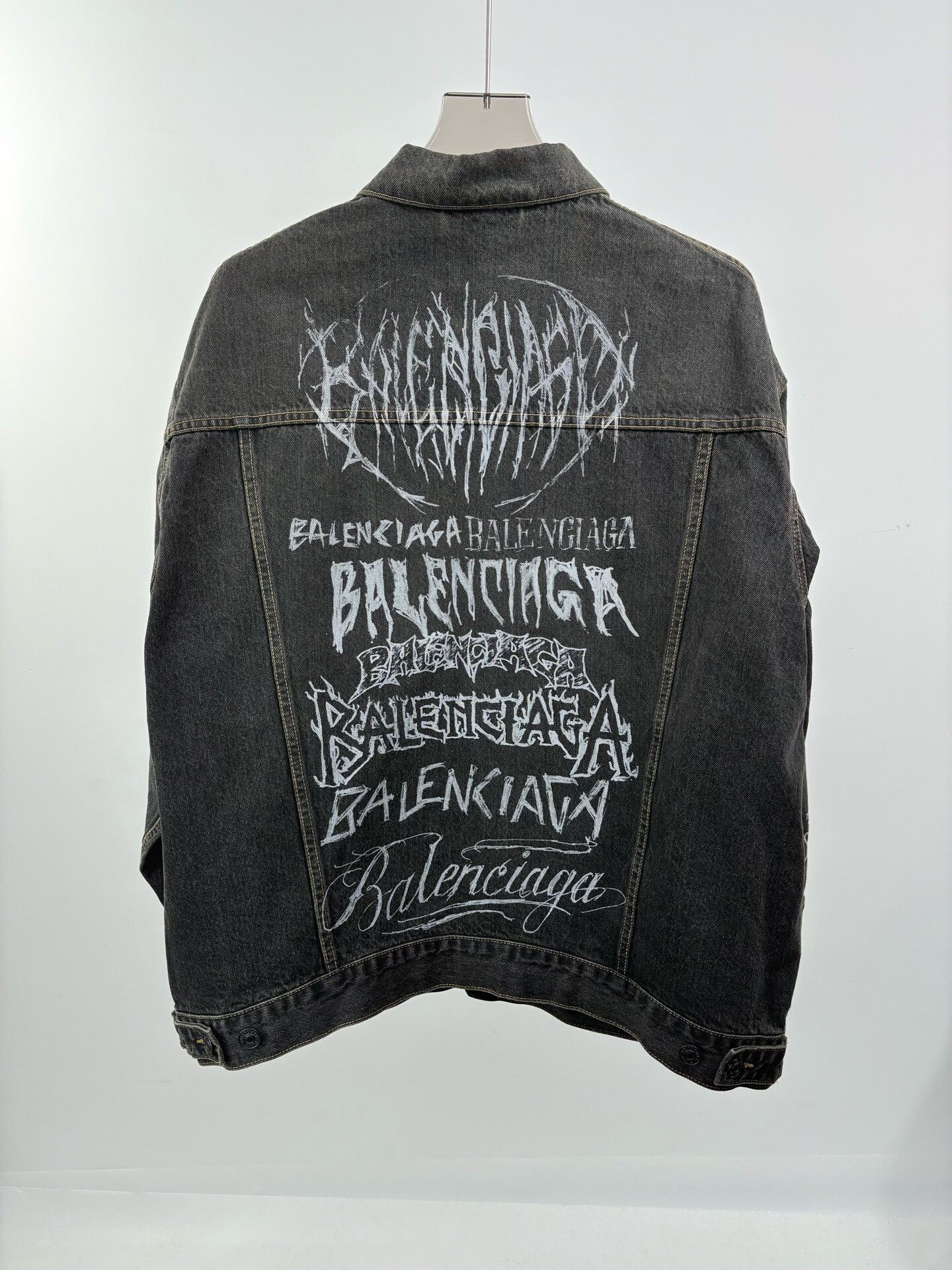 Balenciaga Balenciaga Graffiti Print Denim Jacket Size S Size US S / EU 44-46 / 1 - 3 Thumbnail