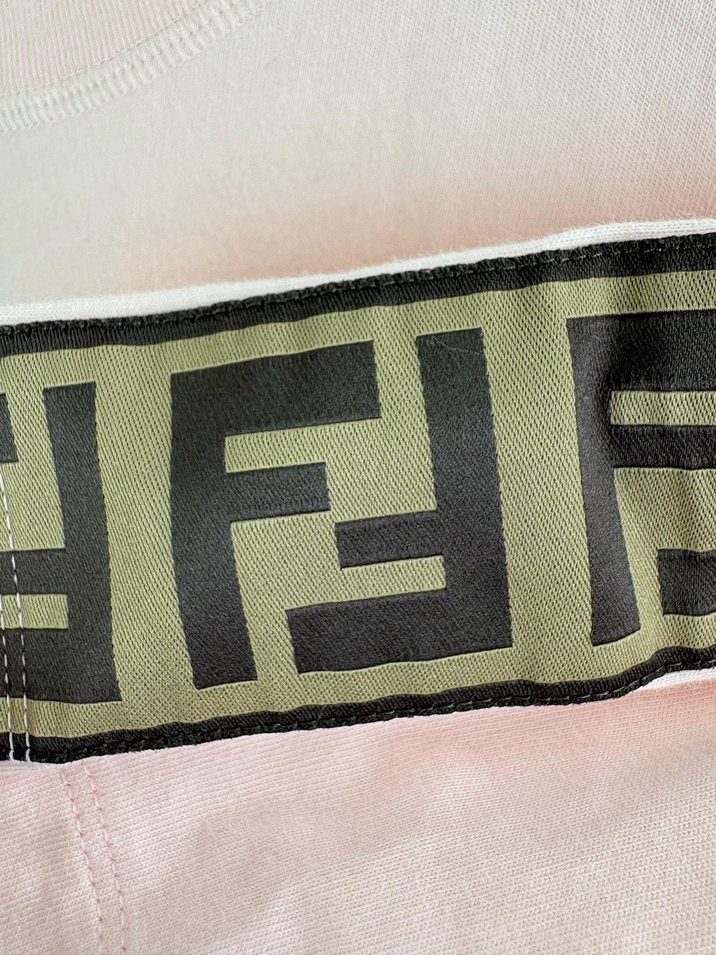 Fendi Fendi Logo Tape Pink T-Shirt IT 40 Size S / US 4 / IT 40 - 4 Thumbnail
