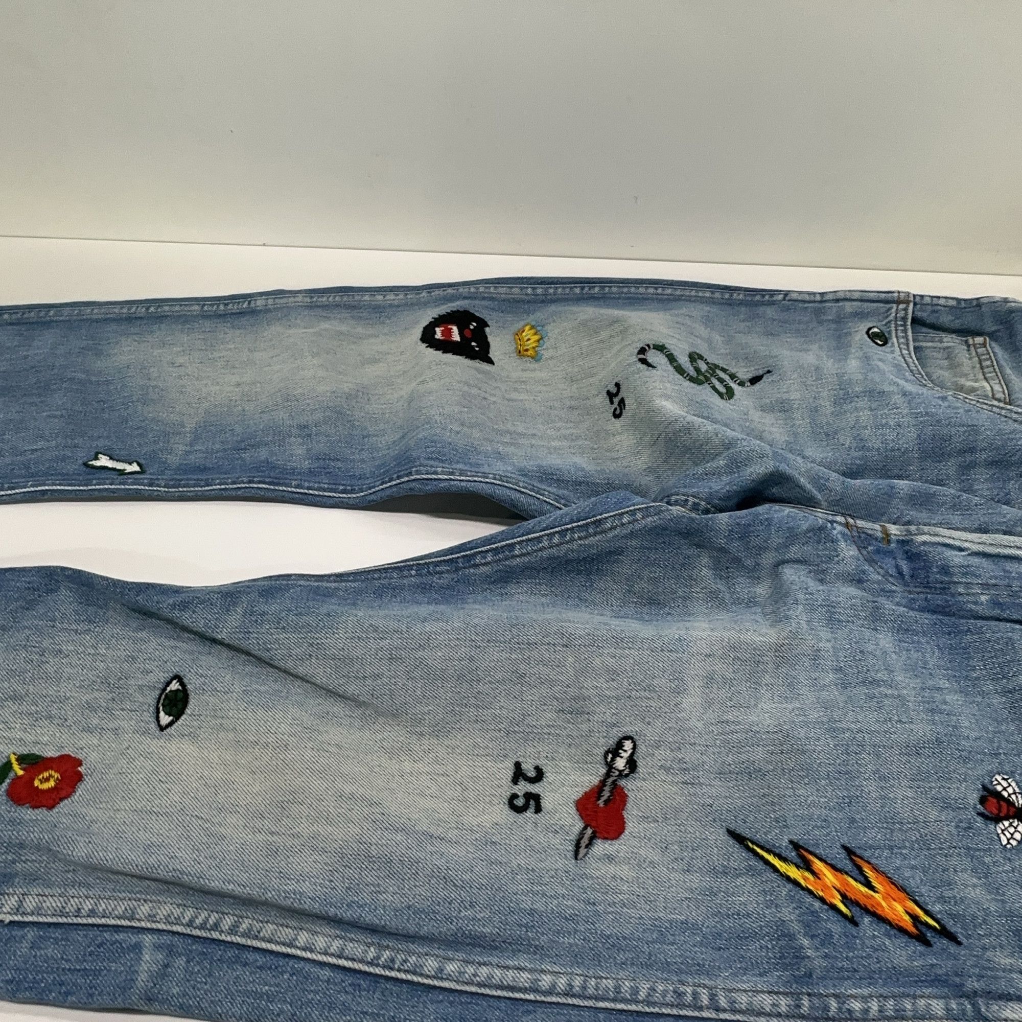 Gucci Gucci Embroidered Patch Denim Jeans 30 Size US 30 / EU 46 - 13 Thumbnail