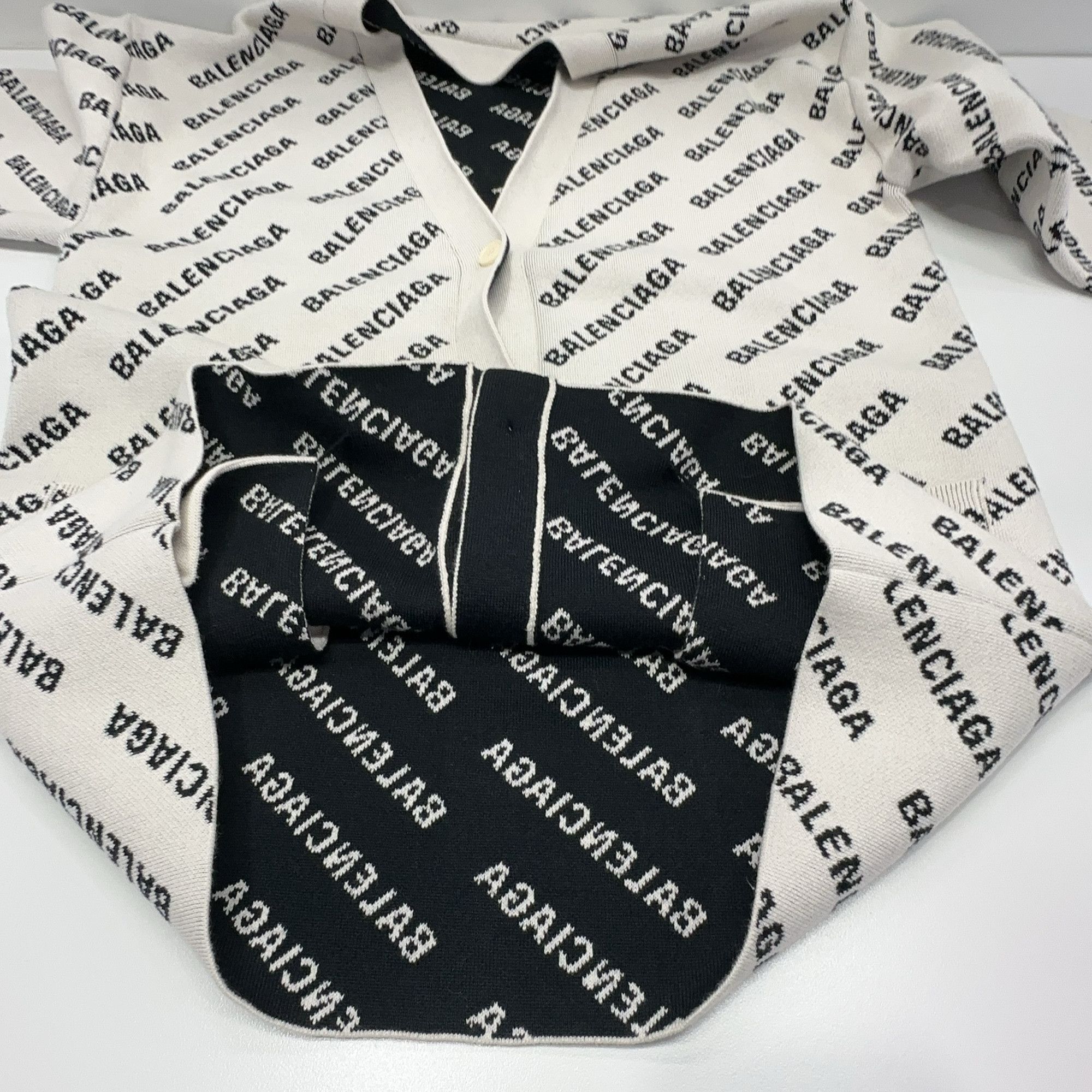 Balenciaga Balenciaga All-over Logo Cardigan Size 1 Size US S / EU 44-46 / 1 - 8 Thumbnail