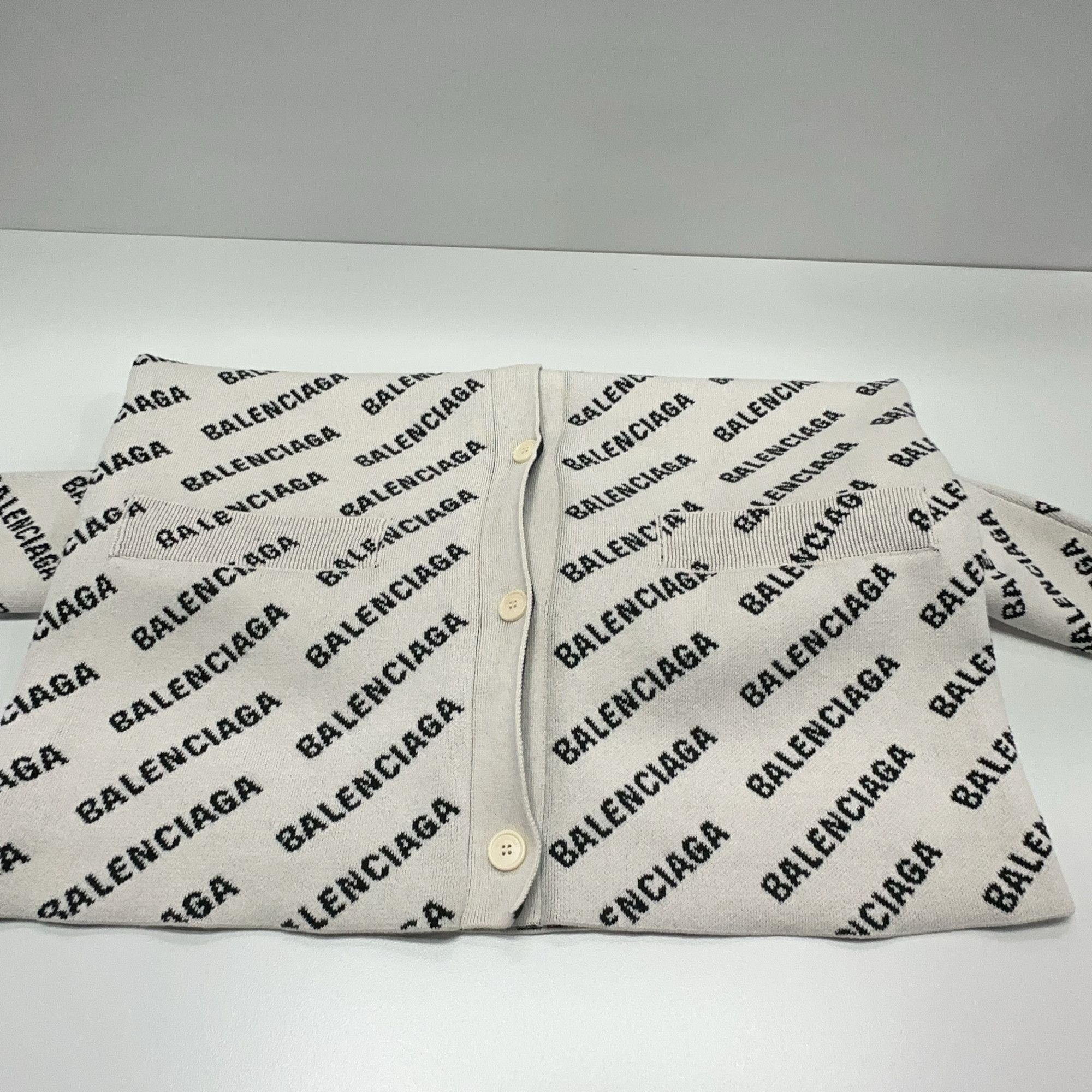 Balenciaga Balenciaga All-over Logo Cardigan Size 1 Size US S / EU 44-46 / 1 - 7 Thumbnail