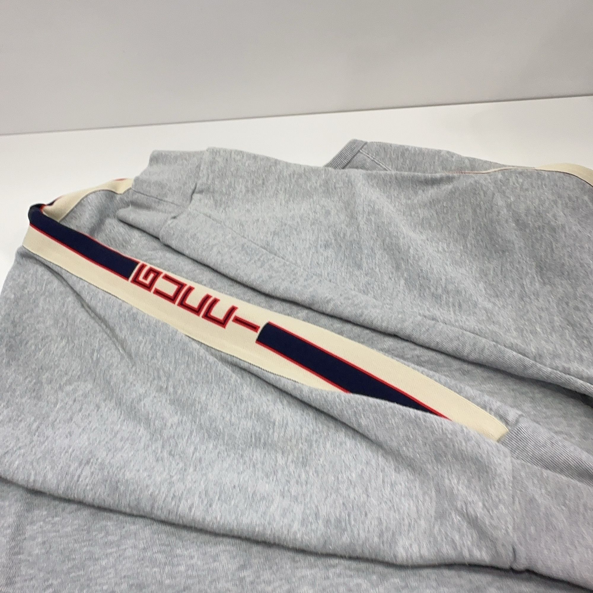 Gucci Gucci Side Logo Tape Sweatshirt Size XL Size US XL / EU 56 / 4 - 13 Thumbnail