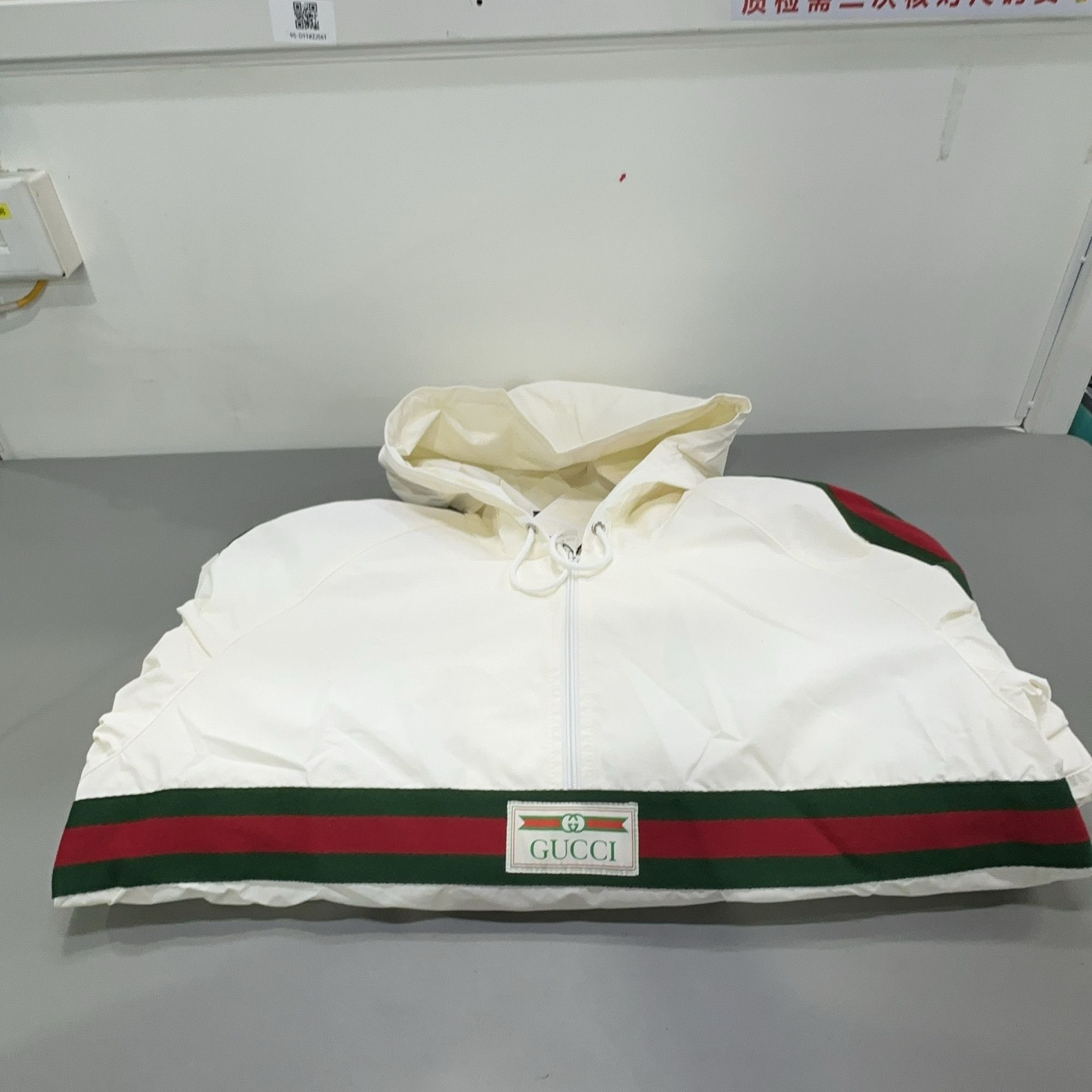 Gucci Gucci Web Stripe Logo Windbreaker Size 48 Size US M / EU 48-50 / 2 - 12 Thumbnail