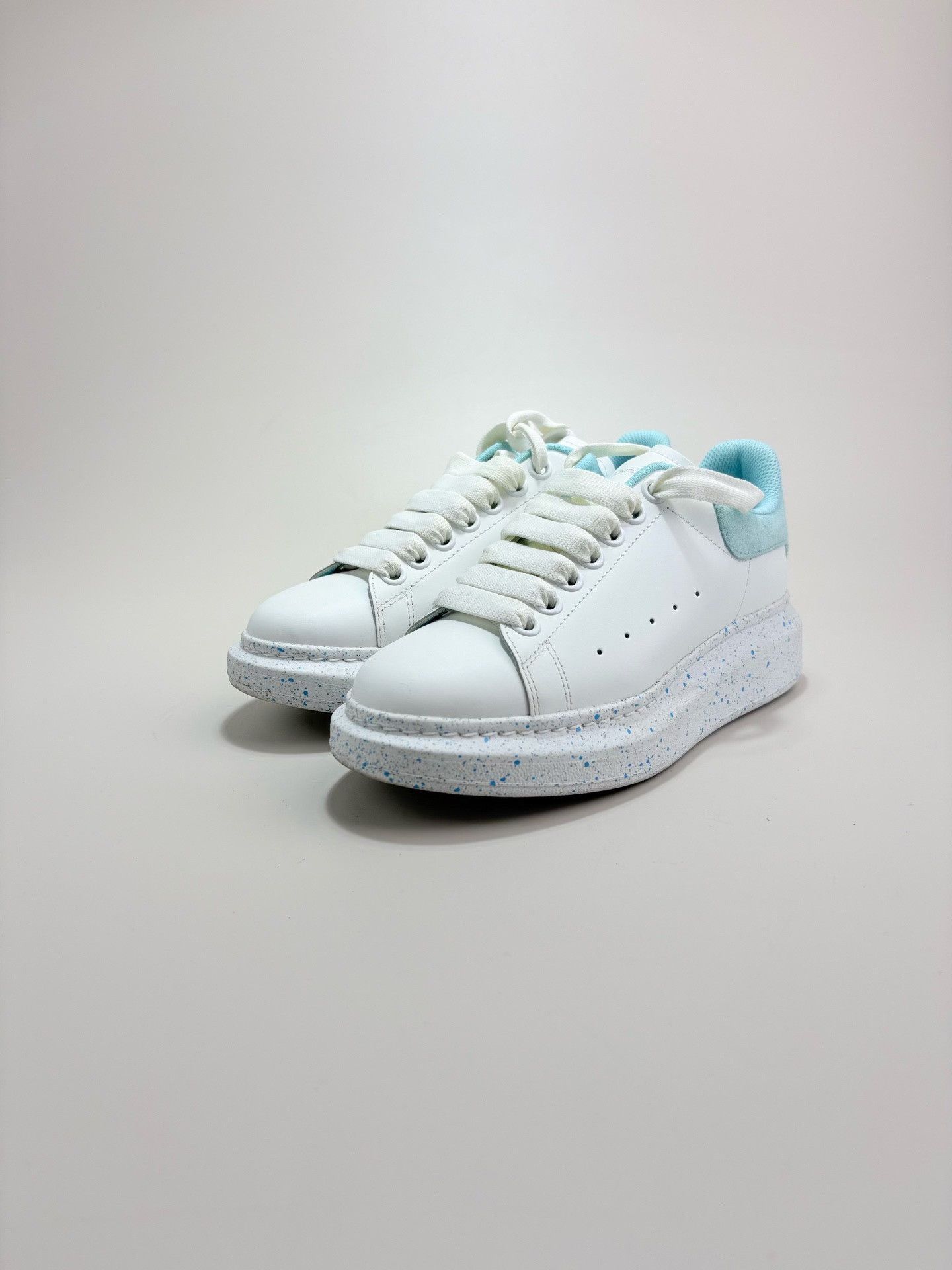 Alexander McQueen Alexander McQueen Blue Splatter Oversized Sneakers 37 Size US 7 / IT 37 - 2 Thumbnail