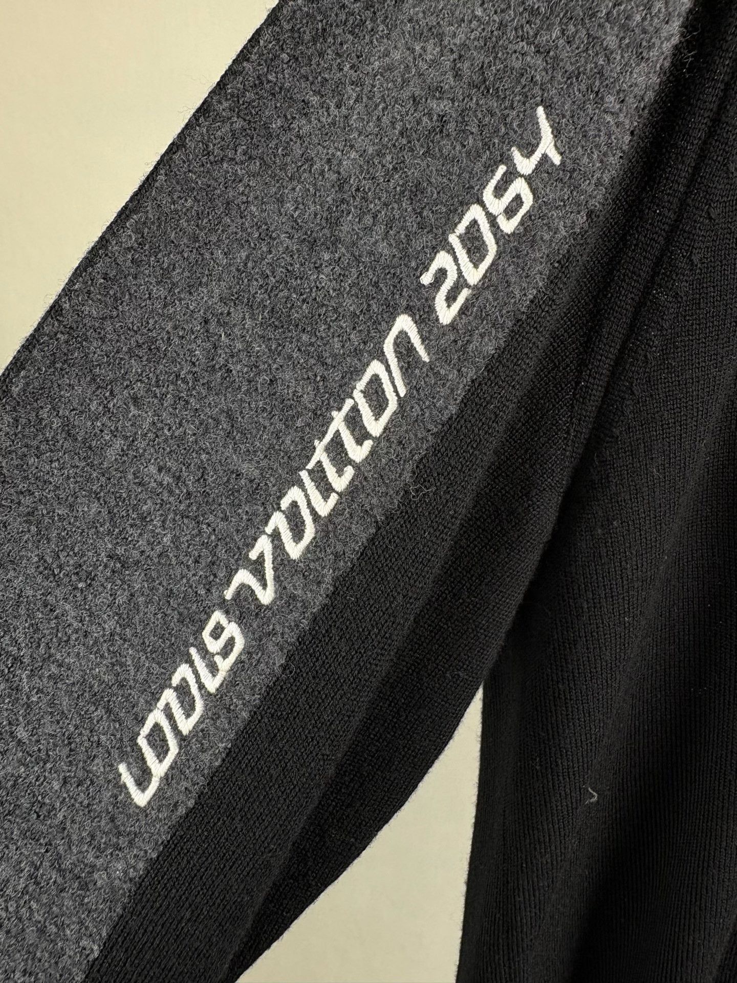 Louis Vuitton Louis Vuitton Paneled 2054 Knit Sweater XL Size US XL / EU 56 / 4 - 4 Thumbnail