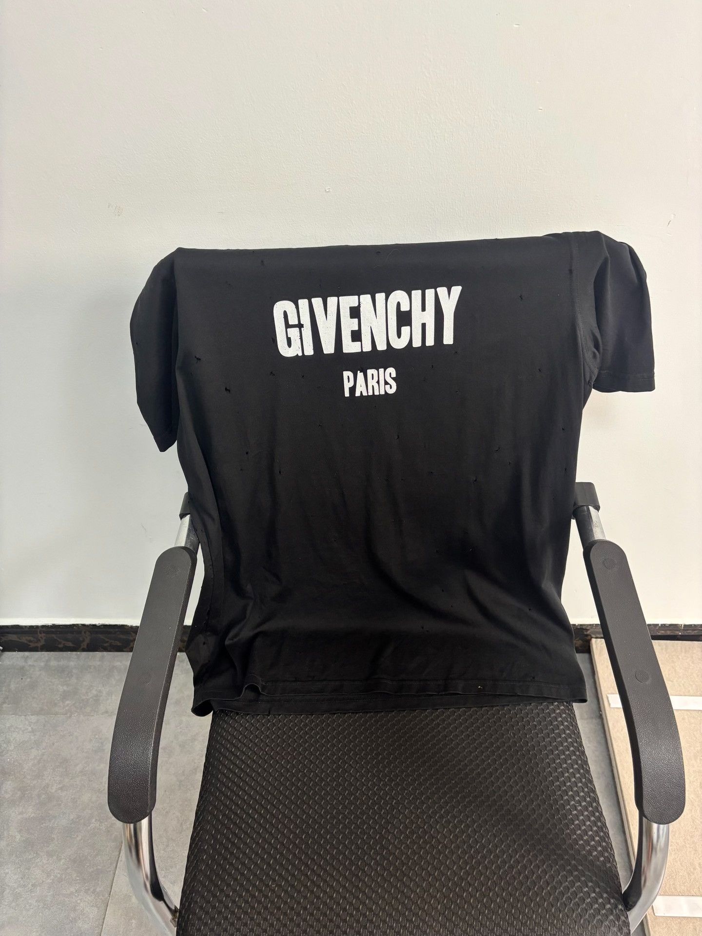 Givenchy Givenchy Distressed Logo T-Shirt Size M Size US M / EU 48-50 / 2 - 2 Thumbnail