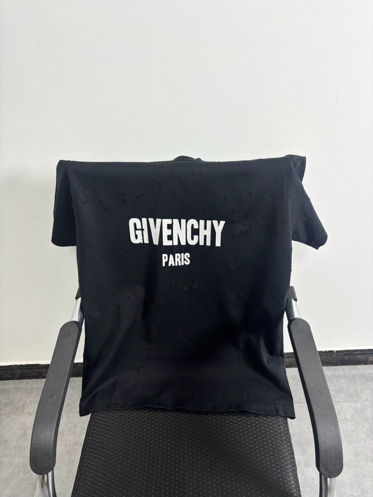 Givenchy Givenchy Distressed Logo T-Shirt L Size US L / EU 52-54 / 3 - 2 Thumbnail