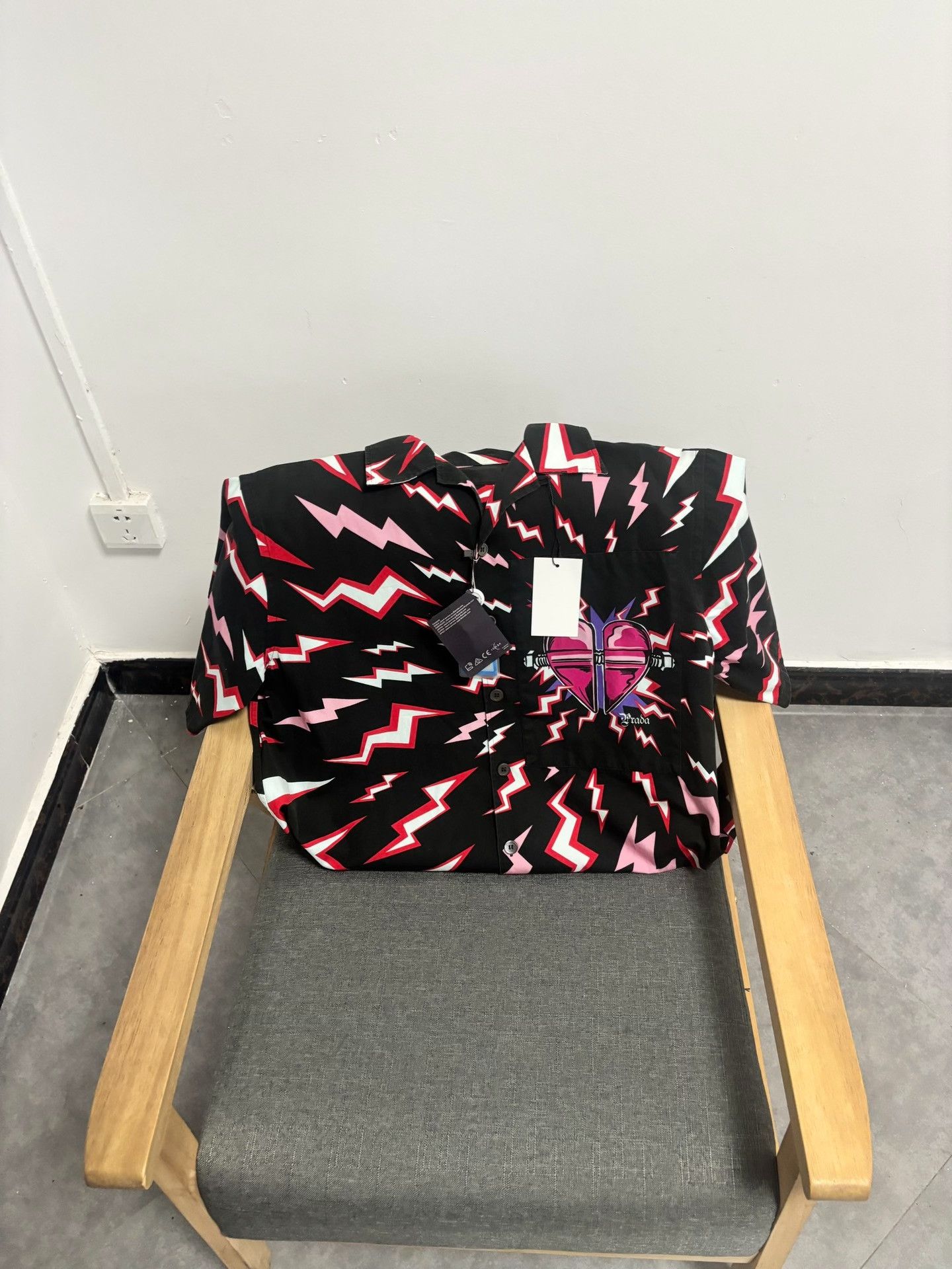 Prada Prada Lightning Heart Graphic Shirt Size M Size US M / EU 48-50 / 2 - 2 Thumbnail