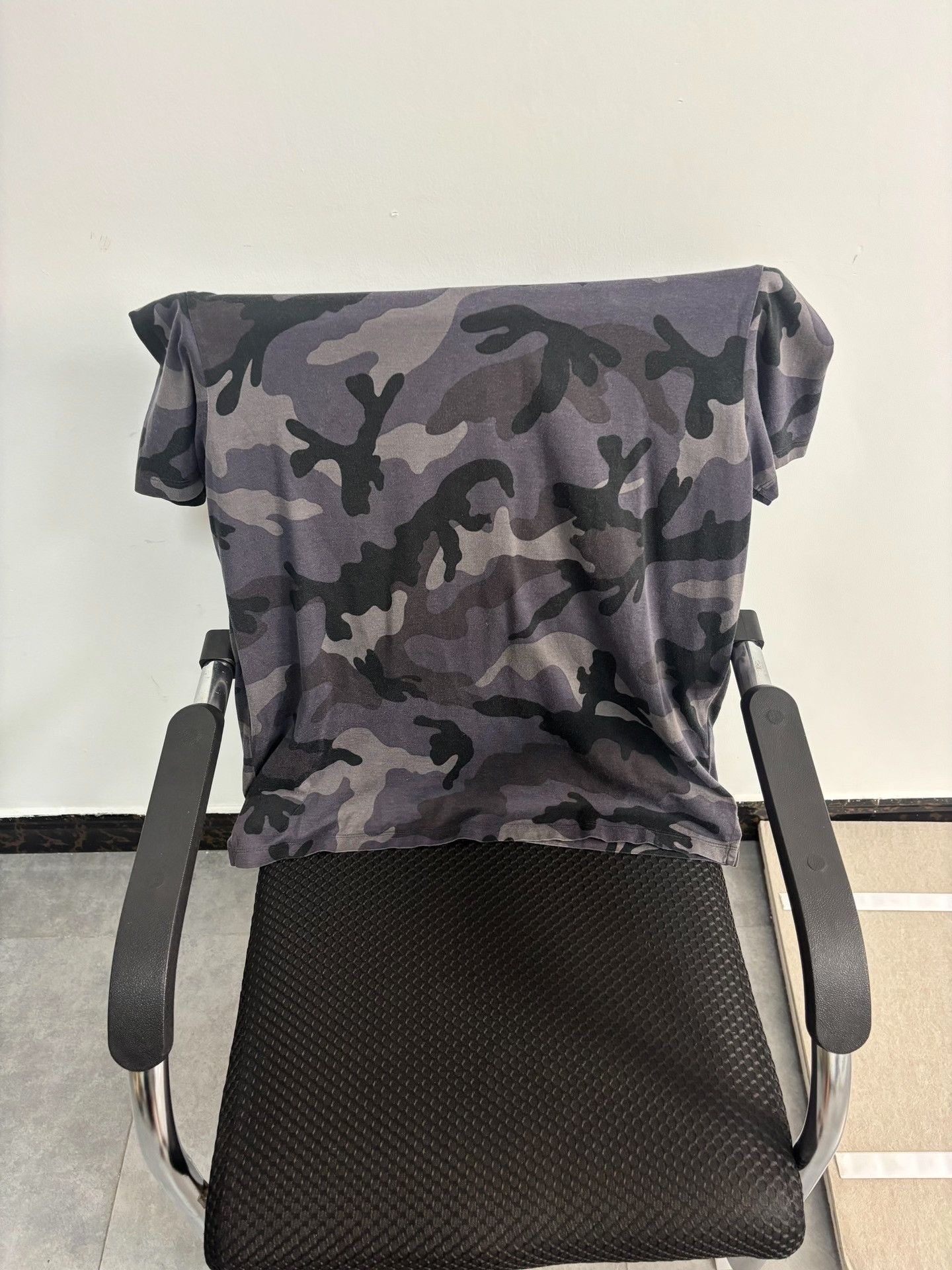 Valentino Valentino Camo Short Sleeve T-Shirt L Size US L / EU 52-54 / 3 - 2 Thumbnail