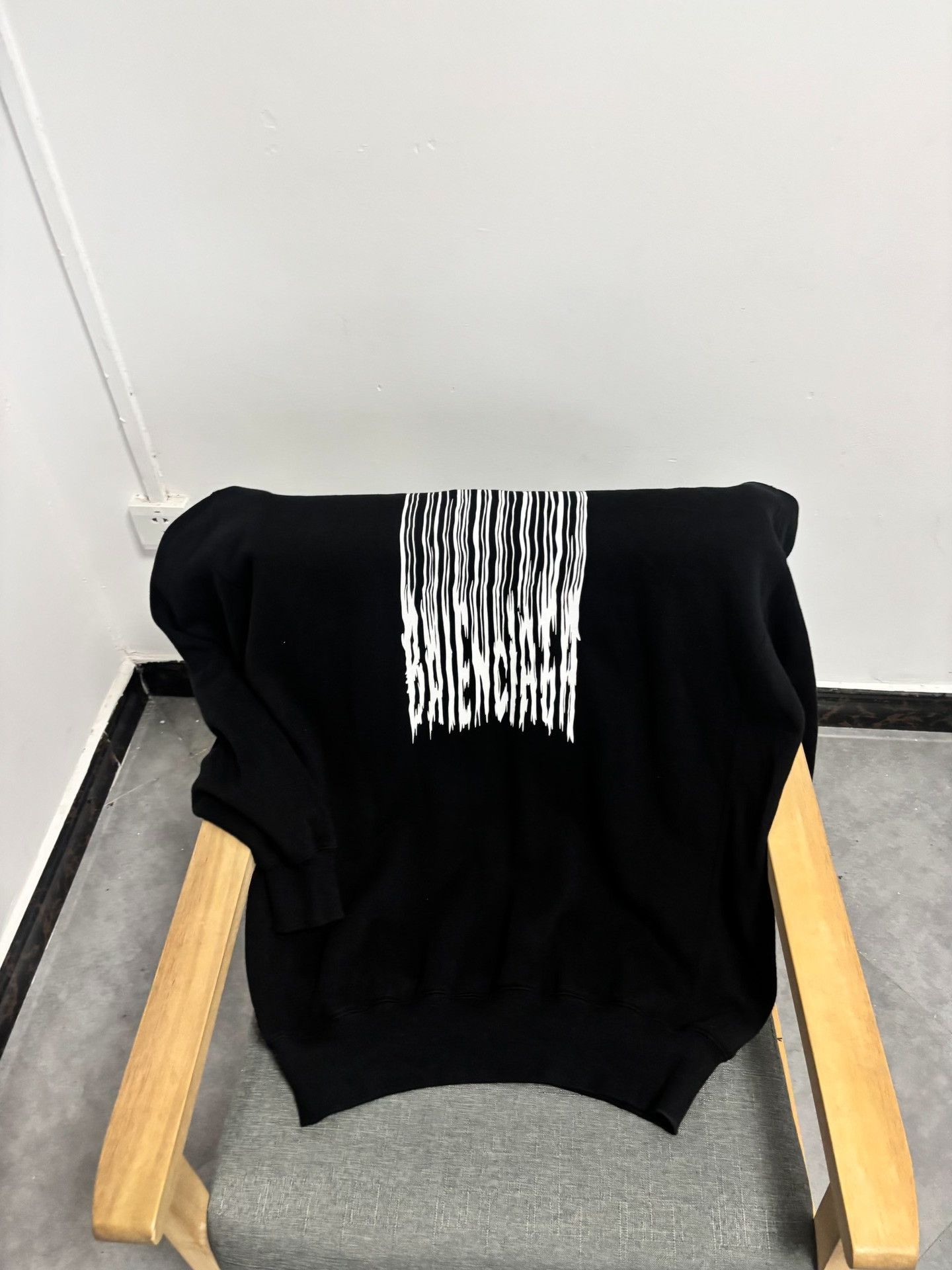 Balenciaga Balenciaga Barcode Graphic Sweatshirt S Size US S / EU 44-46 / 1 - 3 Thumbnail