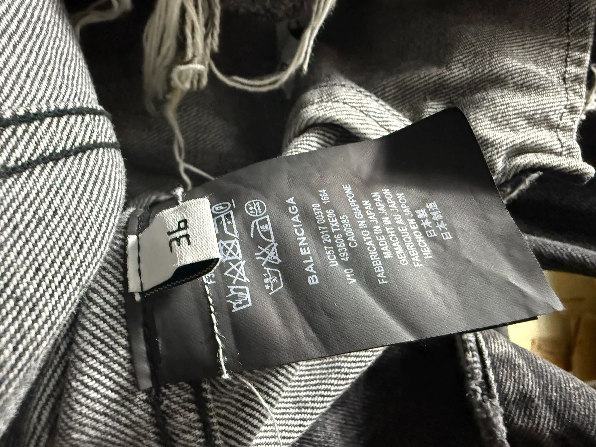Balenciaga Balenciaga Distressed Logo Collar Denim Jacket 36 Size XS / US 0-2 / IT 36-38 - 4 Thumbnail