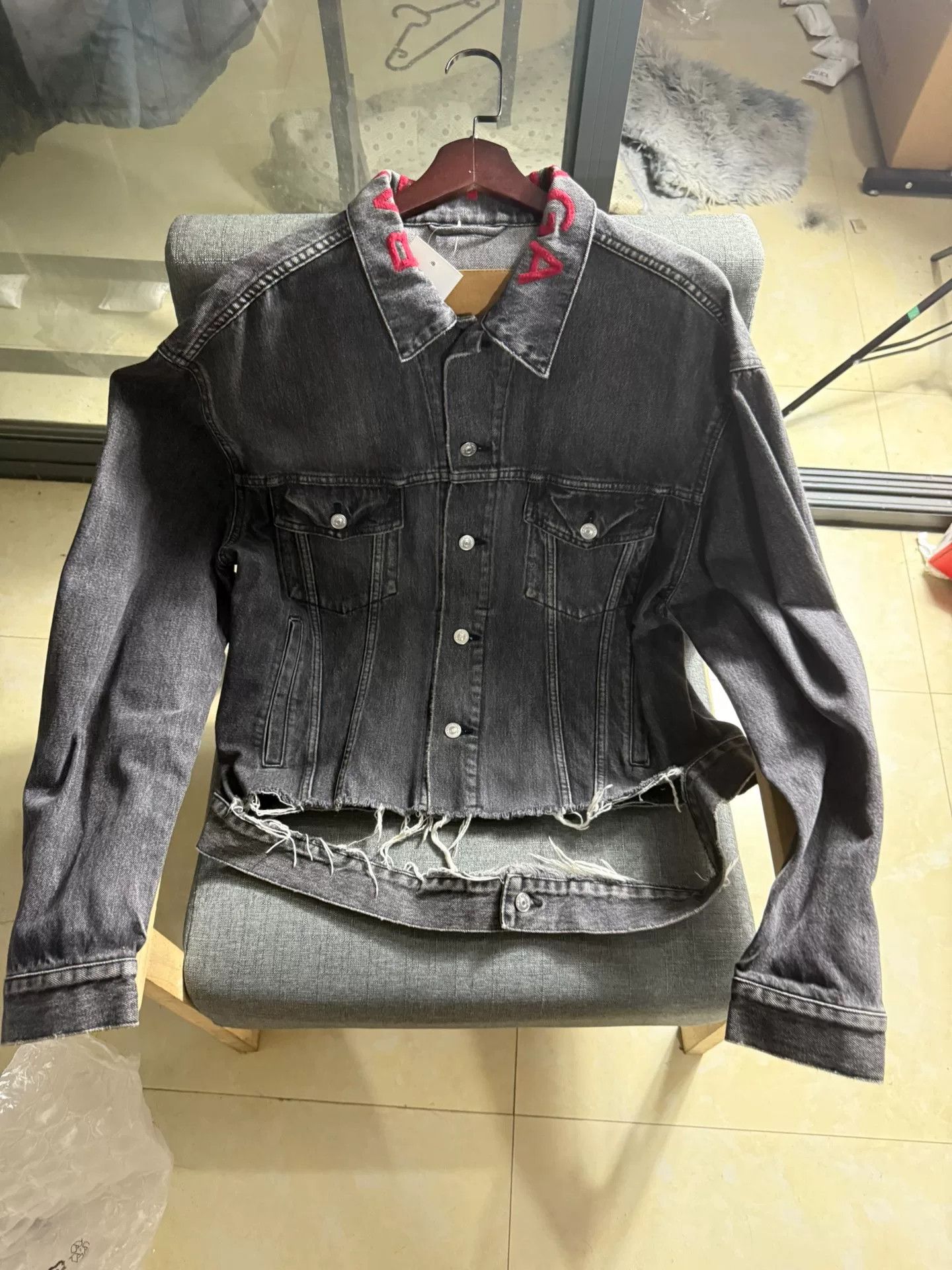 Balenciaga Balenciaga Distressed Logo Collar Denim Jacket 36 Size XS / US 0-2 / IT 36-38 - 2 Thumbnail