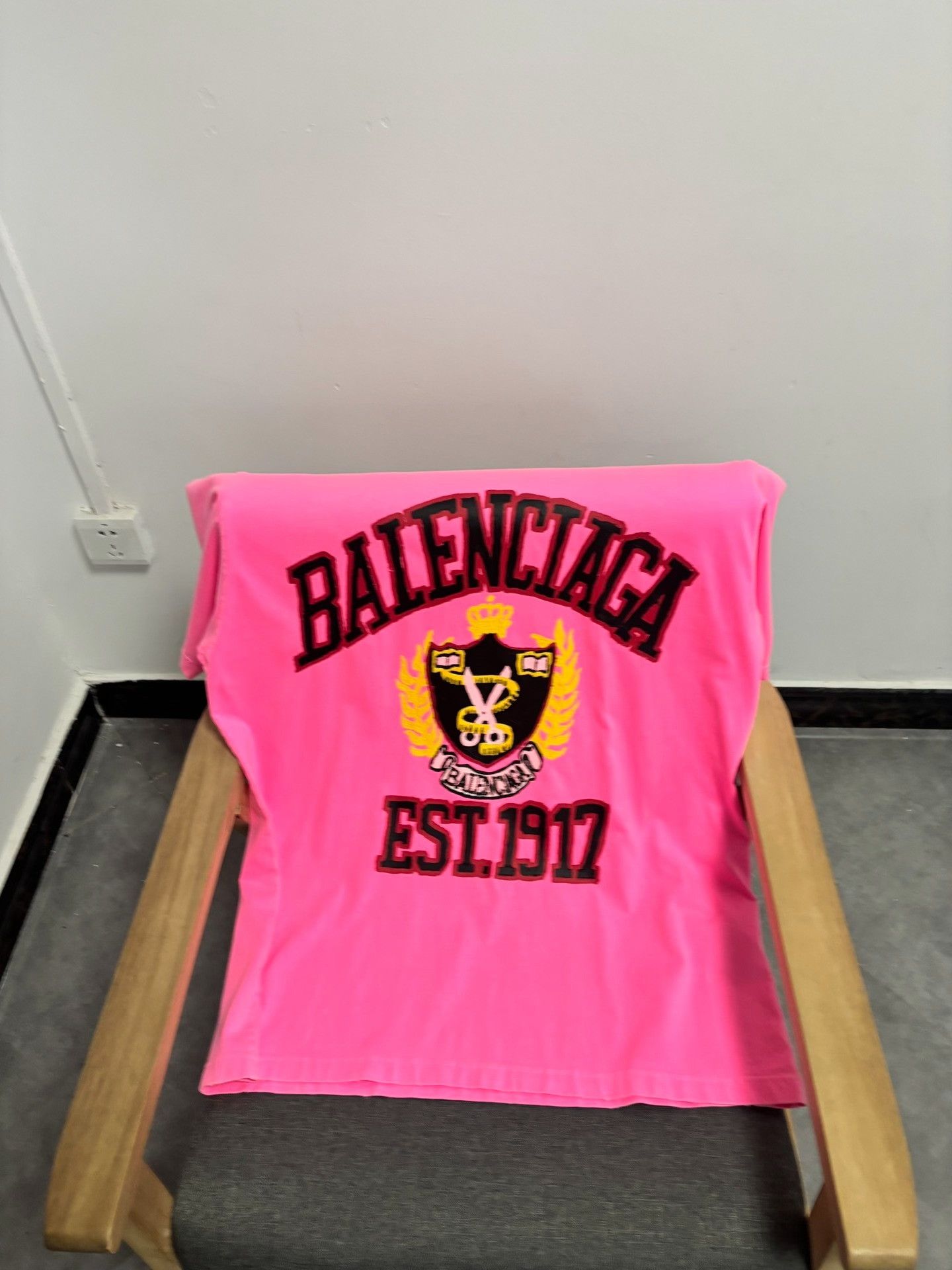 Balenciaga Balenciaga Pink Crest Graphic T-Shirt S Size US S / EU 44-46 / 1 - 2 Thumbnail