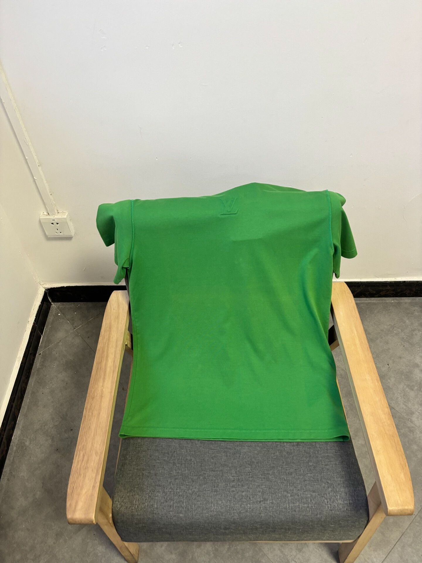 Louis Vuitton Louis Vuitton Green Embossed Logo T-Shirt Size M Size US M / EU 48-50 / 2 - 2 Thumbnail
