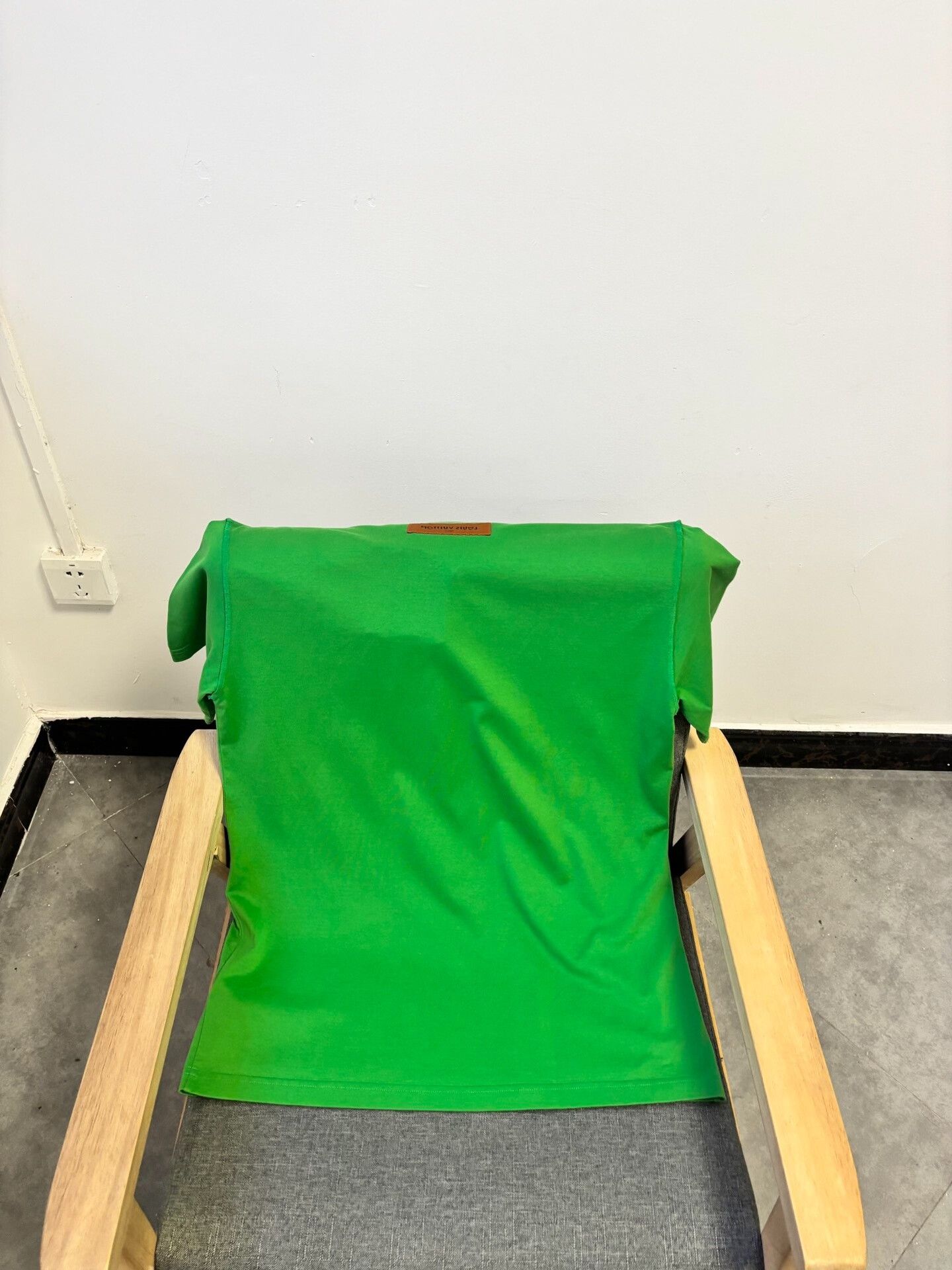 Louis Vuitton Louis Vuitton Green Embossed Logo T-Shirt Size M Size US M / EU 48-50 / 2 - 3 Thumbnail