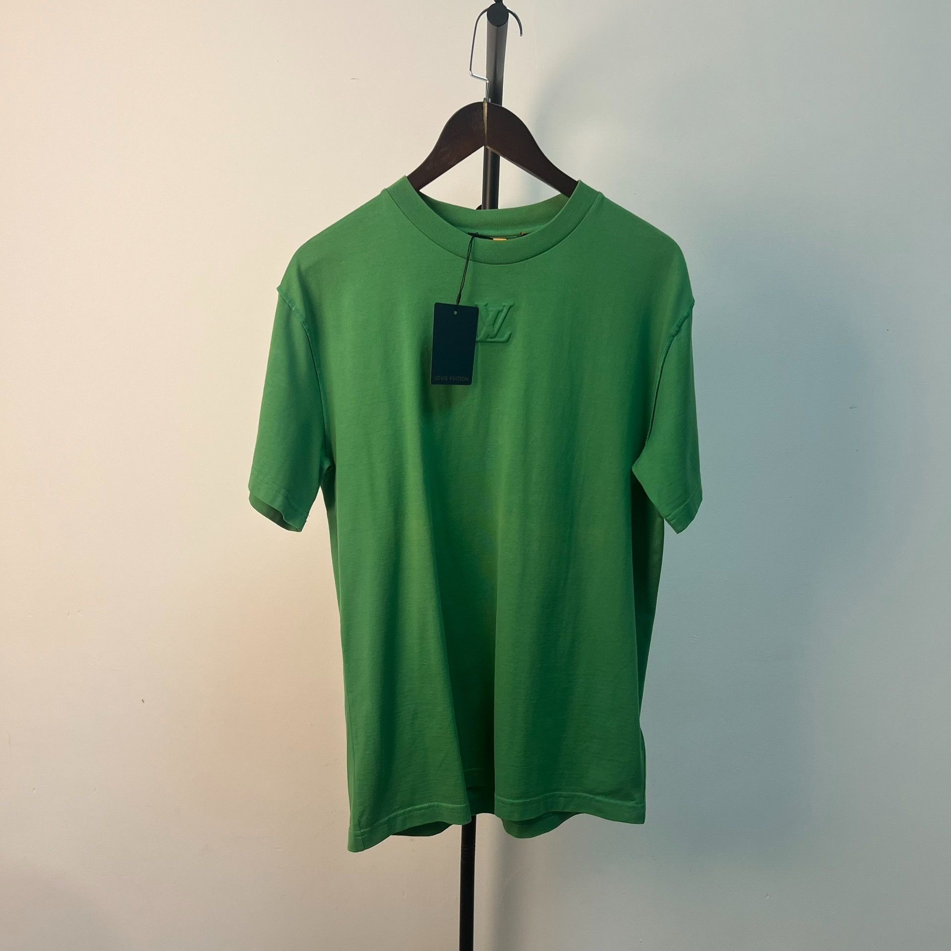 Louis Vuitton Louis Vuitton Embossed Logo T-Shirt Green M Size US M / EU 48-50 / 2 - 2 Thumbnail