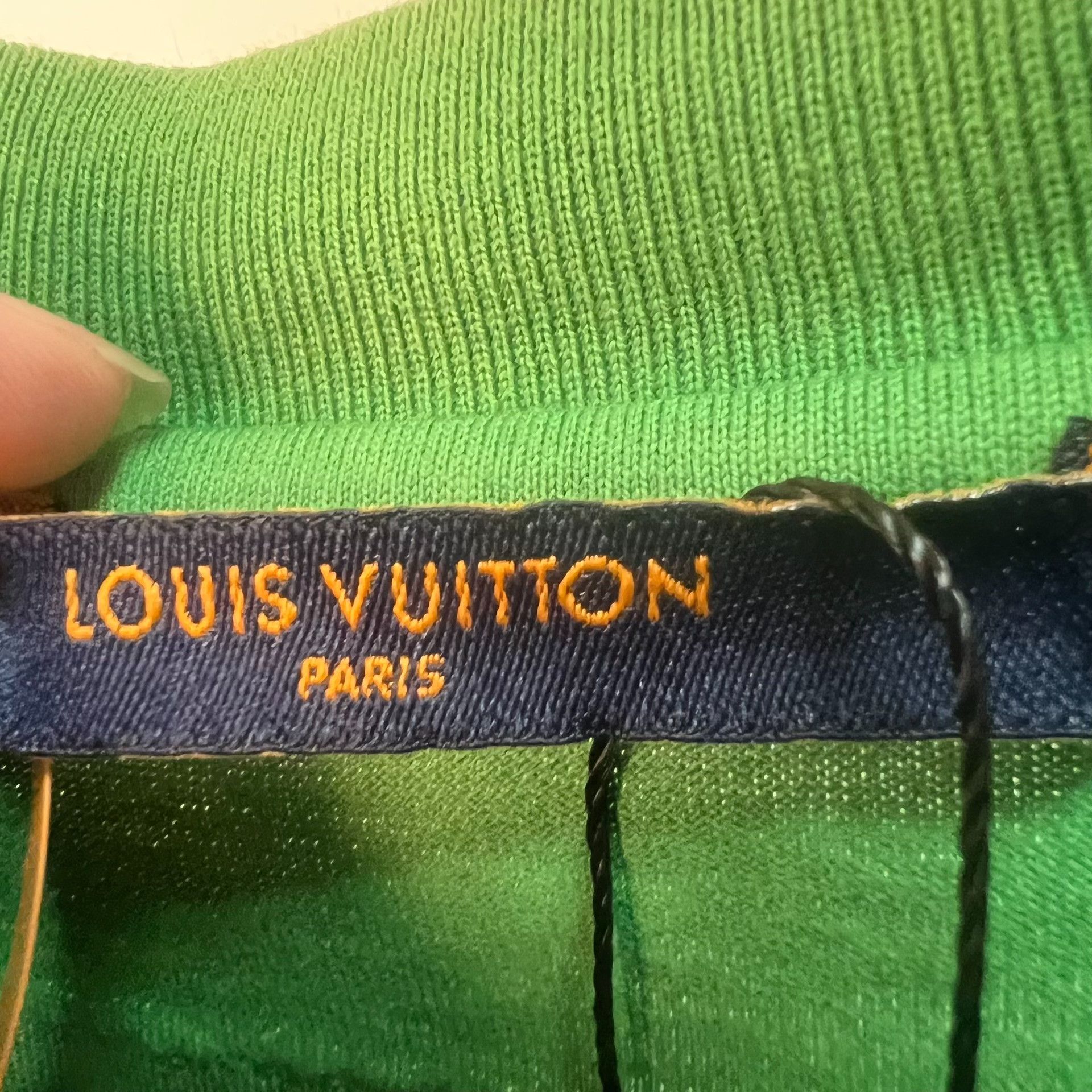 Louis Vuitton Louis Vuitton Embossed Logo T-Shirt Green M Size US M / EU 48-50 / 2 - 3 Thumbnail