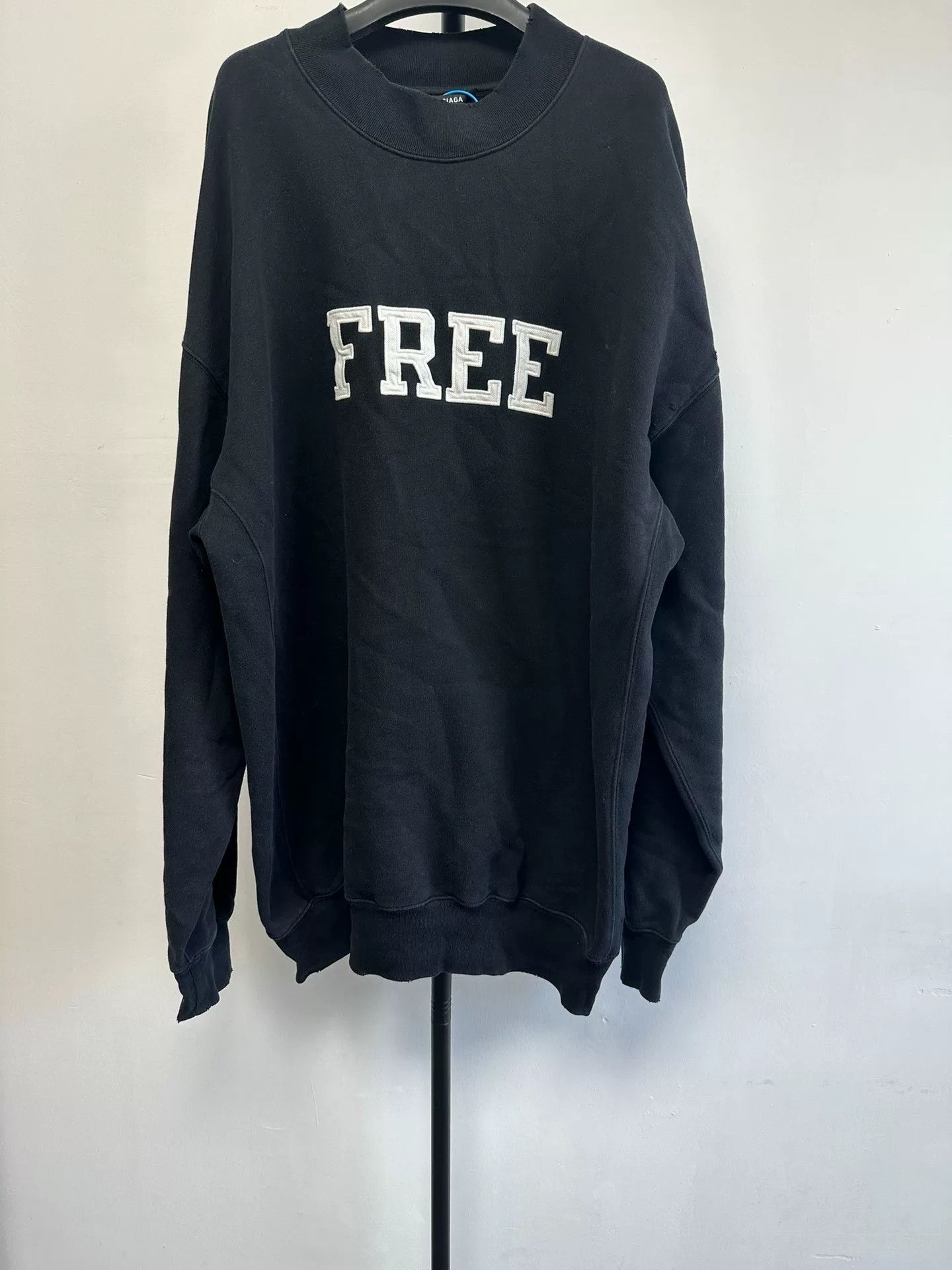 Balenciaga Balenciaga FREE Embroidered Sweatshirt Size M Size US M / EU 48-50 / 2 - 2 Thumbnail