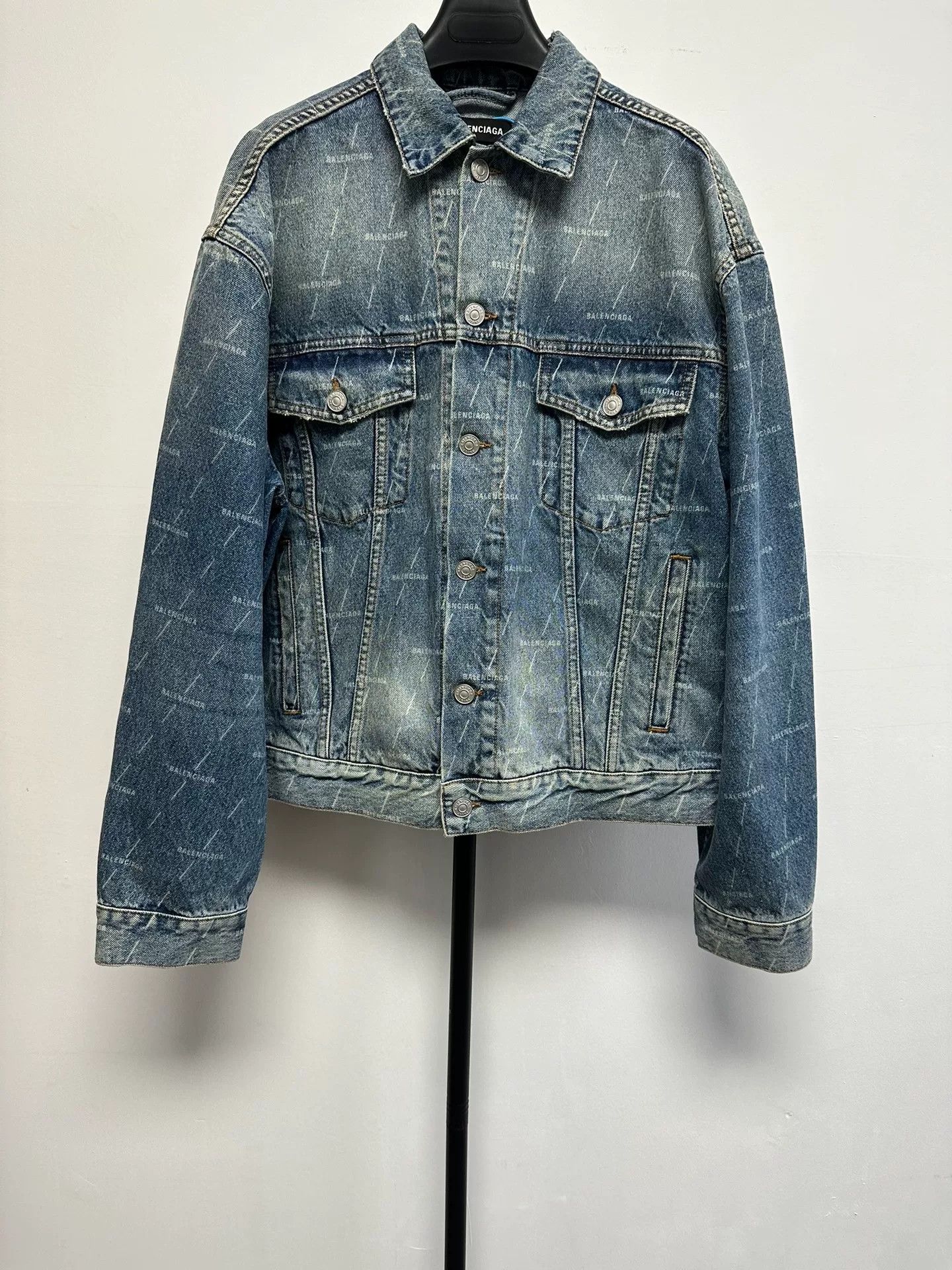 Balenciaga Balenciaga All-Over Logo Denim Jacket Size 44 Size US S / EU 44-46 / 1 - 2 Thumbnail