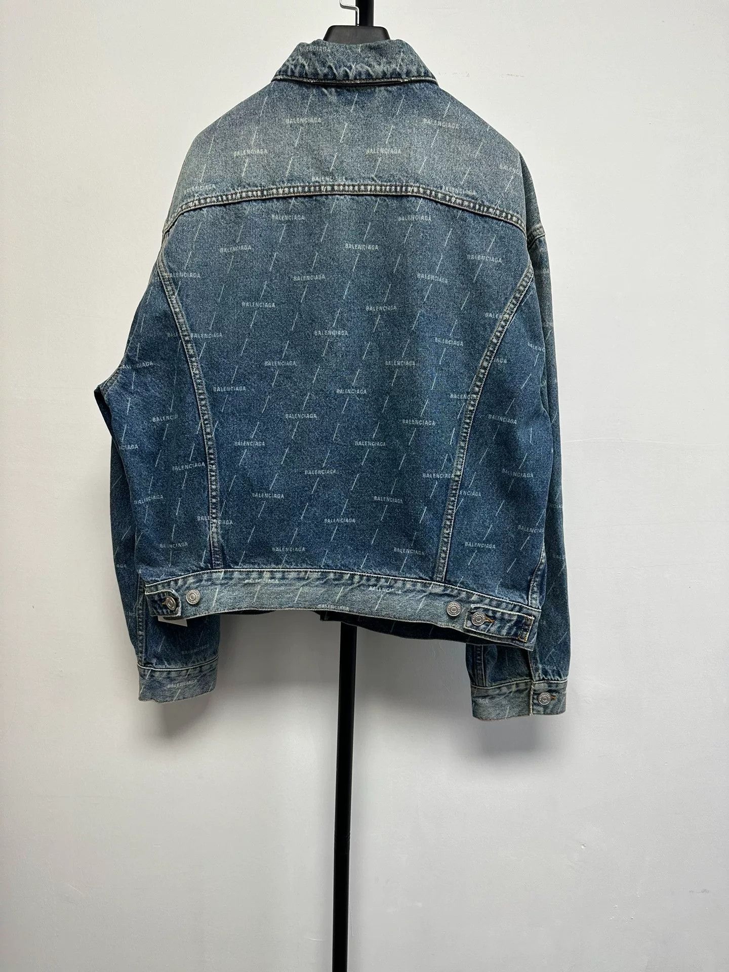 Balenciaga Balenciaga All-Over Logo Denim Jacket Size 44 Size US S / EU 44-46 / 1 - 3 Thumbnail