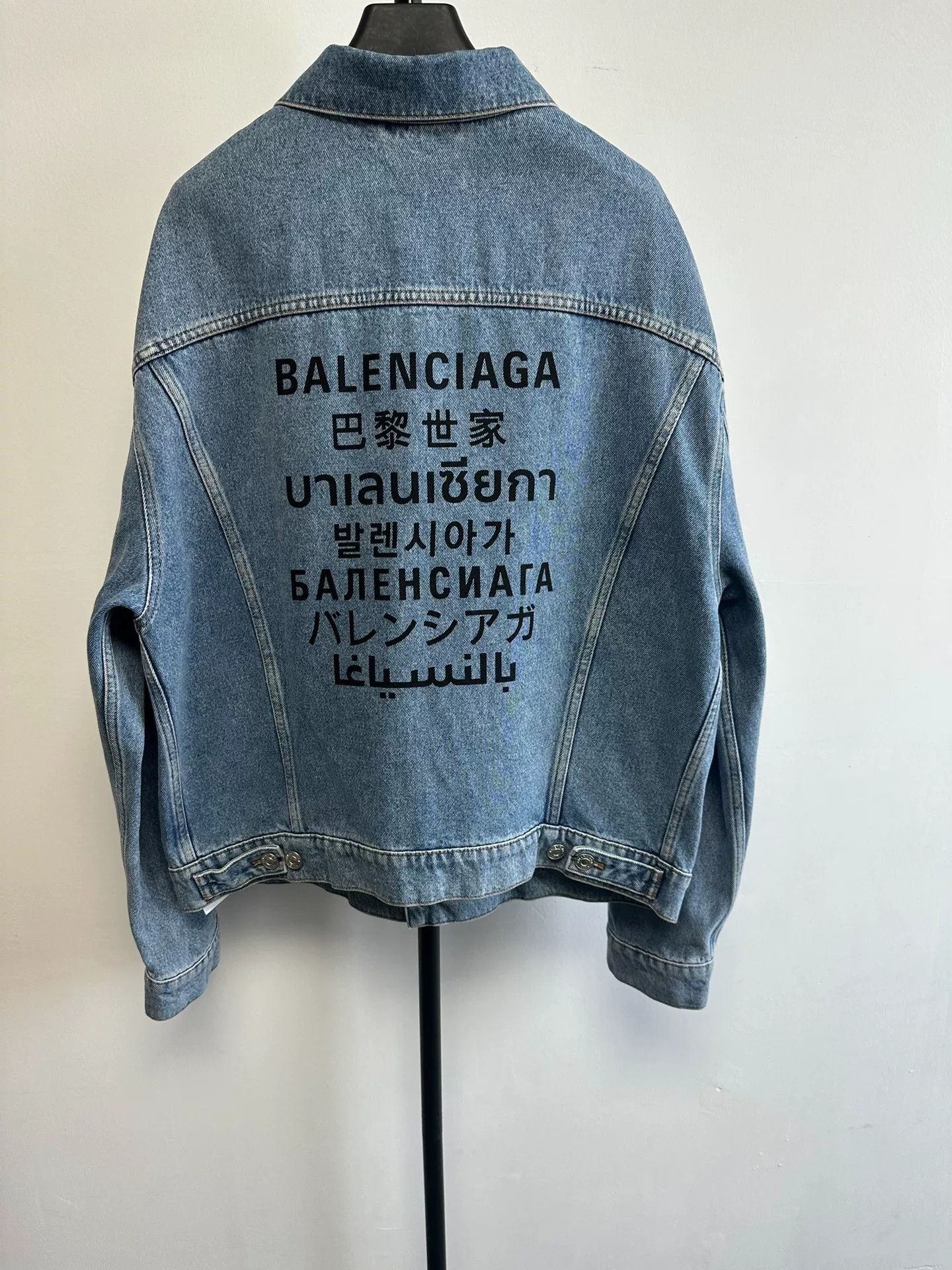 Balenciaga Balenciaga Multilingual Logo Denim Jacket Size 44 Size US S / EU 44-46 / 1 - 3 Thumbnail