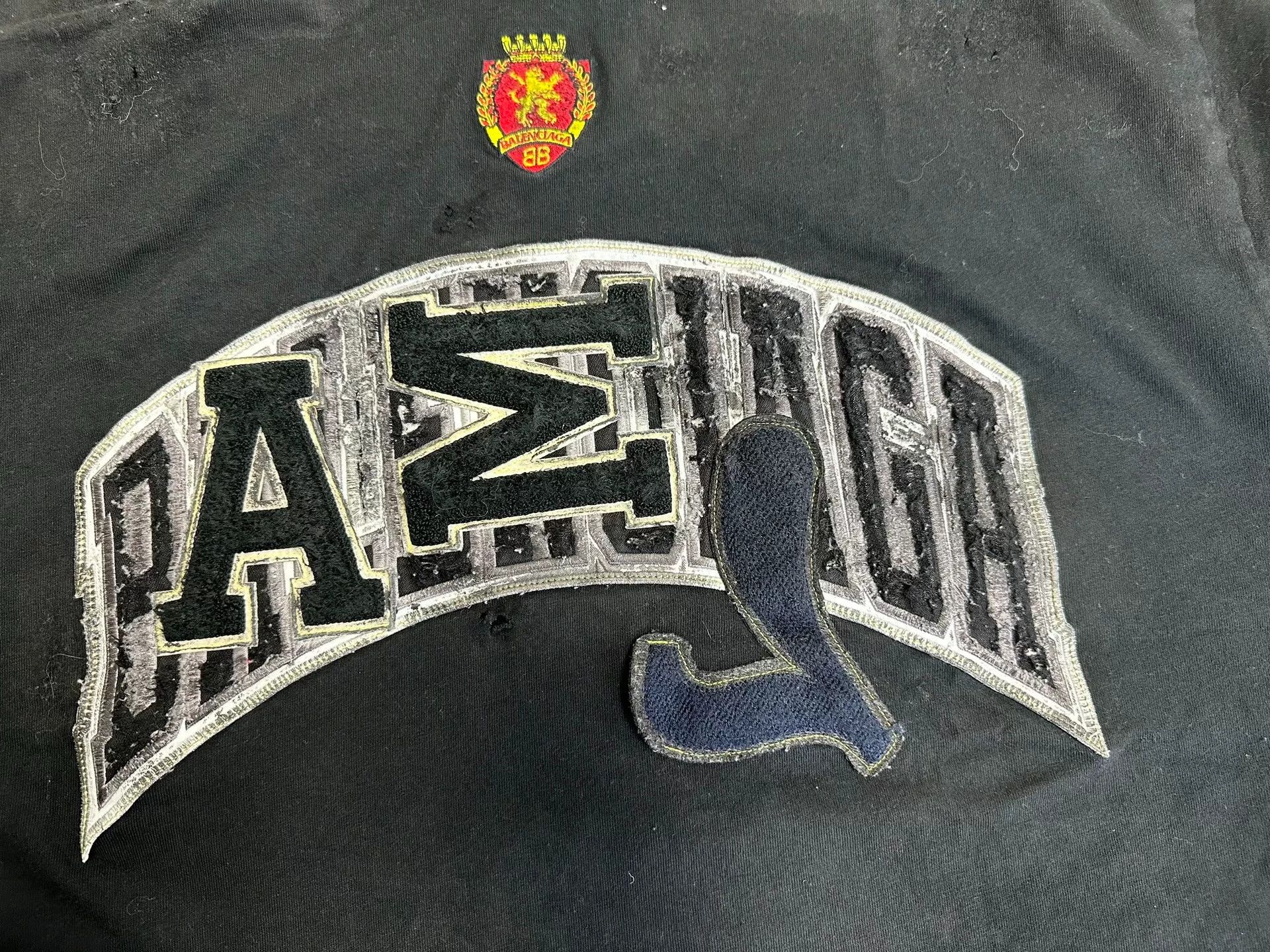 Balenciaga Balenciaga Distressed Crest Embroidered T-Shirt Size 2 Size US M / EU 48-50 / 2 - 4 Thumbnail