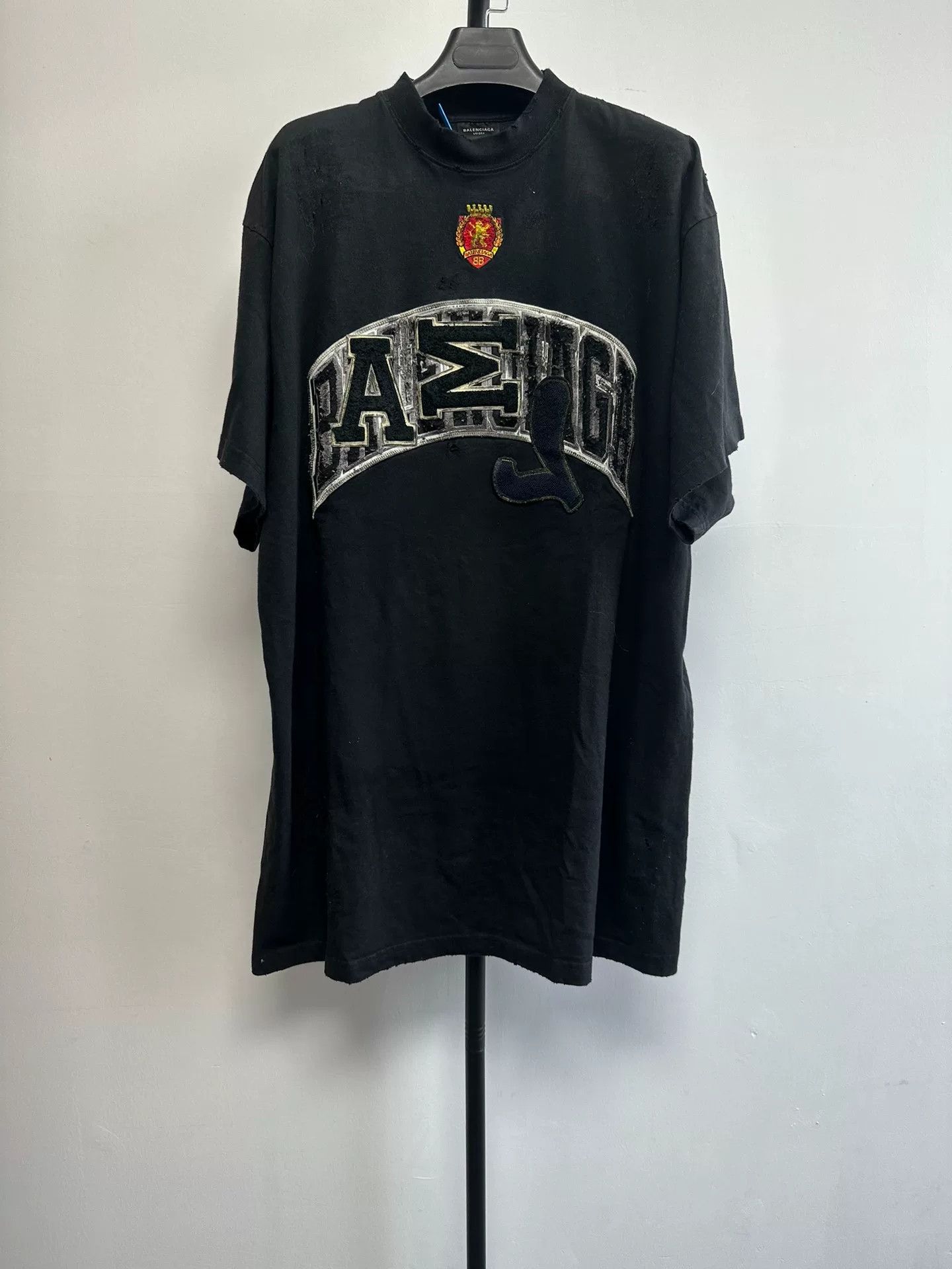 Balenciaga Balenciaga Distressed Crest Embroidered T-Shirt Size 2 Size US M / EU 48-50 / 2 - 2 Thumbnail