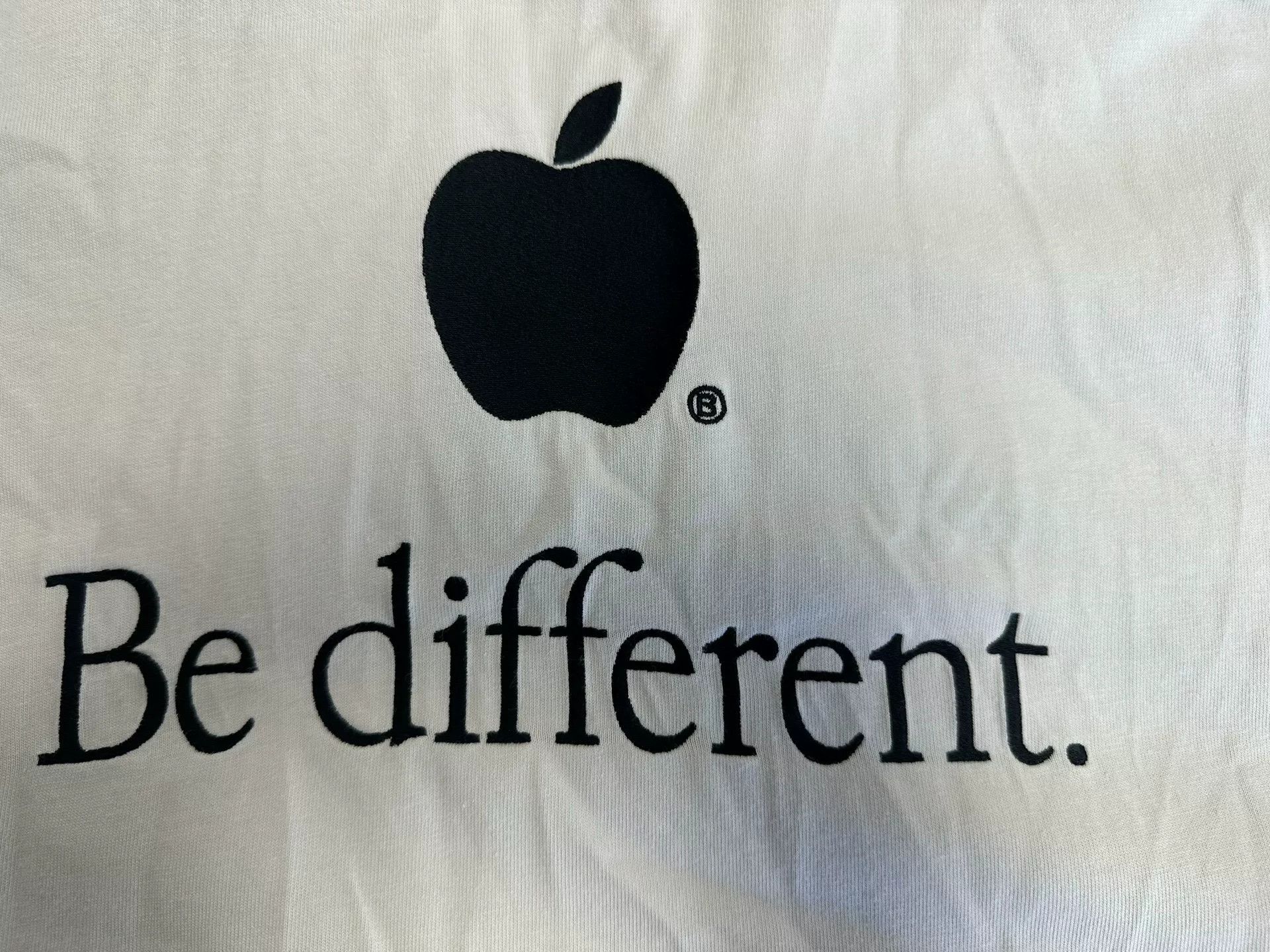 Balenciaga Balenciaga Apple Be Different Print T-Shirt 3 Size US L / EU 52-54 / 3 - 4 Thumbnail