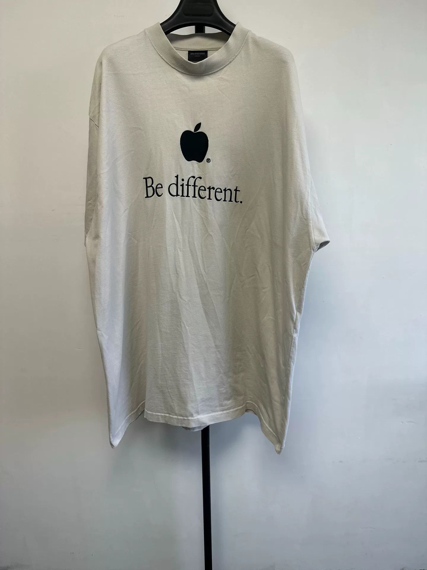 Balenciaga Balenciaga Apple Be Different Print T-Shirt 3 Size US L / EU 52-54 / 3 - 2 Thumbnail
