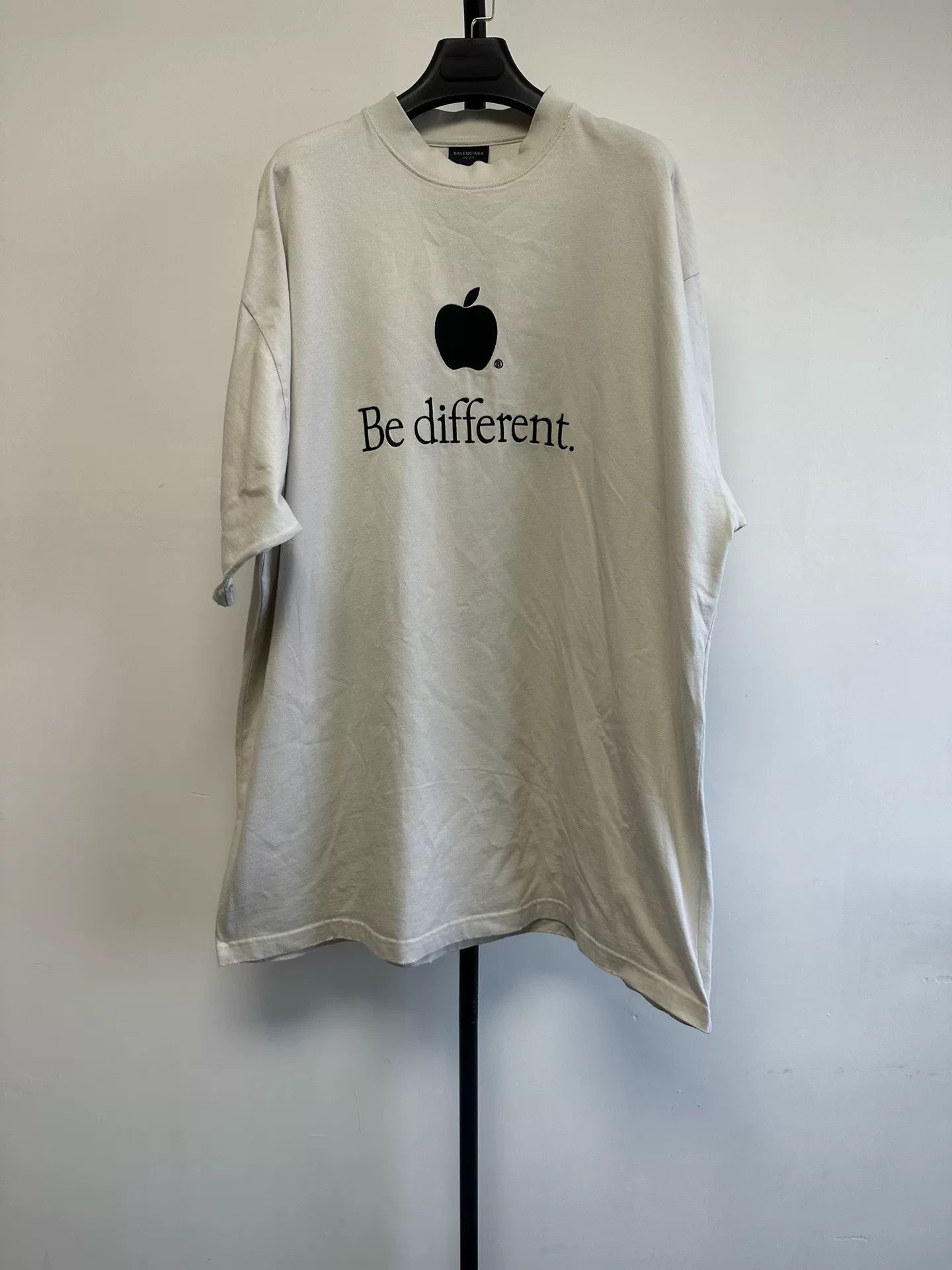 Balenciaga Balenciaga Apple Be Different T-Shirt Size 3 Size US L / EU 52-54 / 3 - 2 Thumbnail