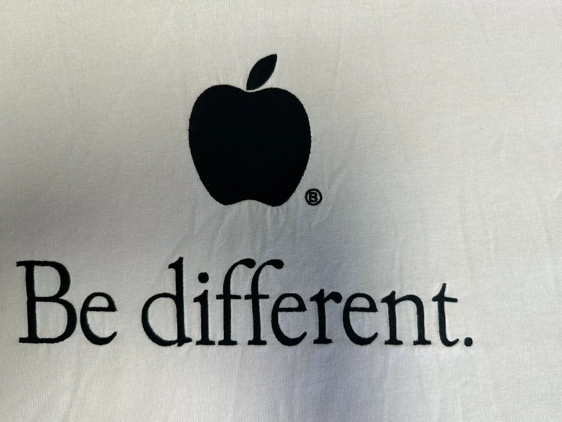 Balenciaga Balenciaga Apple Be Different T-Shirt Size 3 Size US L / EU 52-54 / 3 - 4 Thumbnail