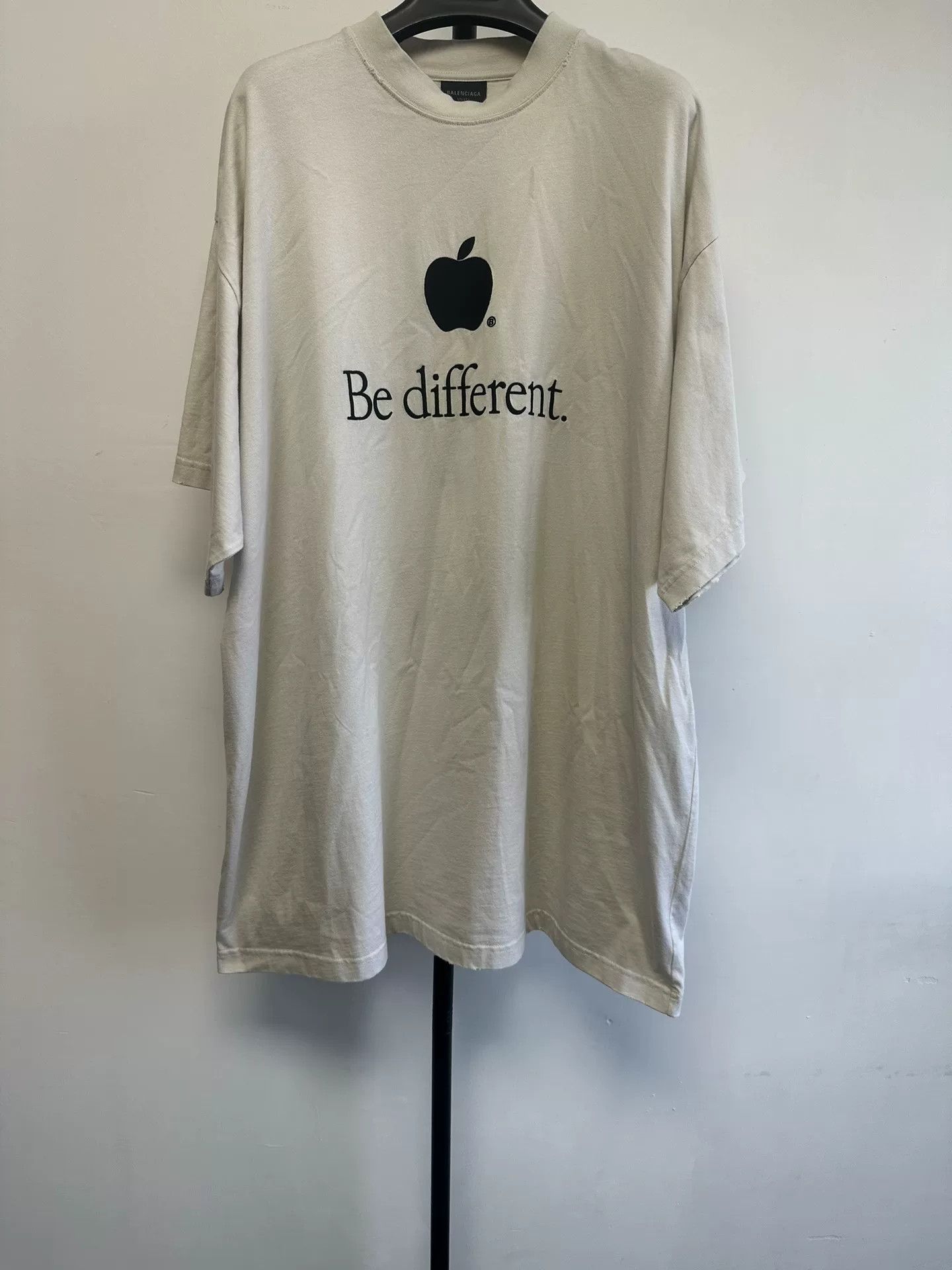 Balenciaga Balenciaga Apple Logo Be Different T-Shirt Size 3 Size US L / EU 52-54 / 3 - 2 Thumbnail