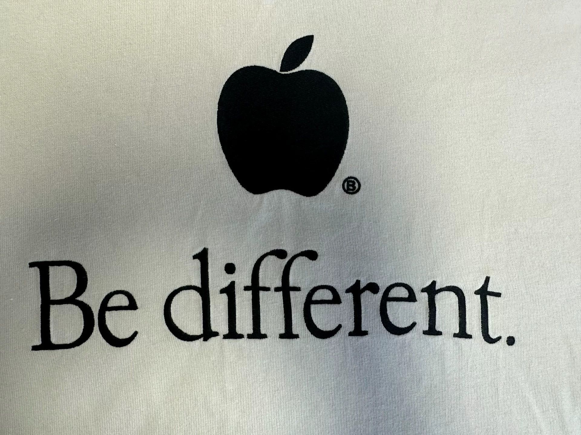 Balenciaga Balenciaga Apple Be Different Print T-Shirt Size 3 Size US L / EU 52-54 / 3 - 4 Thumbnail