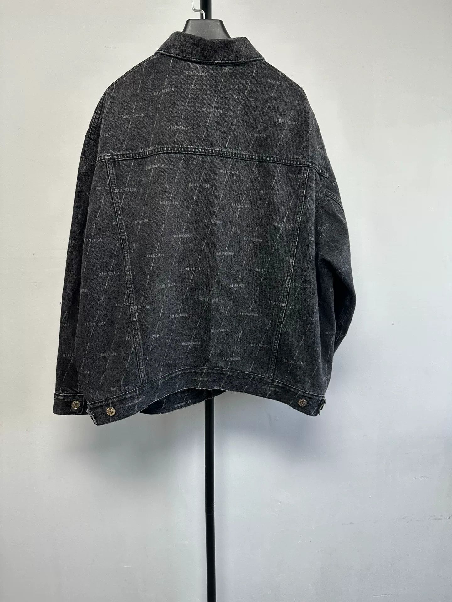 Balenciaga Balenciaga Logo All-Over Print Denim Jacket XS Size US XS / EU 42 / 0 - 3 Thumbnail