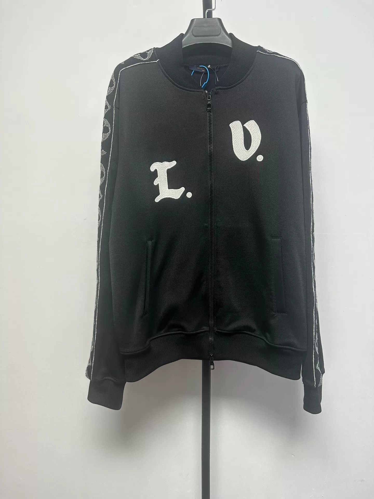 Louis Vuitton Louis Vuitton LV Logo Patch Track Jacket L Size US L / EU 52-54 / 3 - 2 Thumbnail