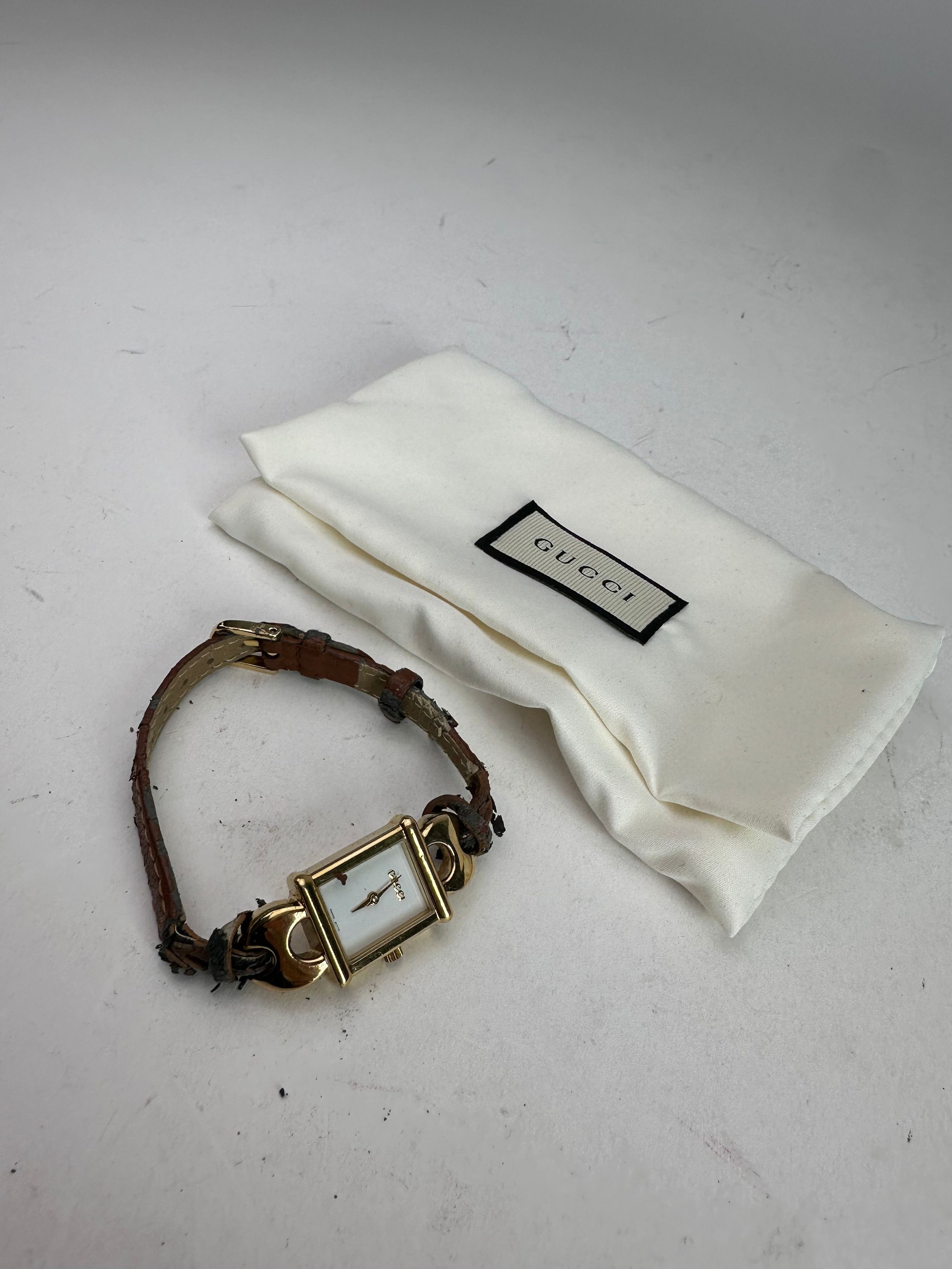 Gucci Vintage 1800 L Watch Gold White Size ONE SIZE - 2 Thumbnail