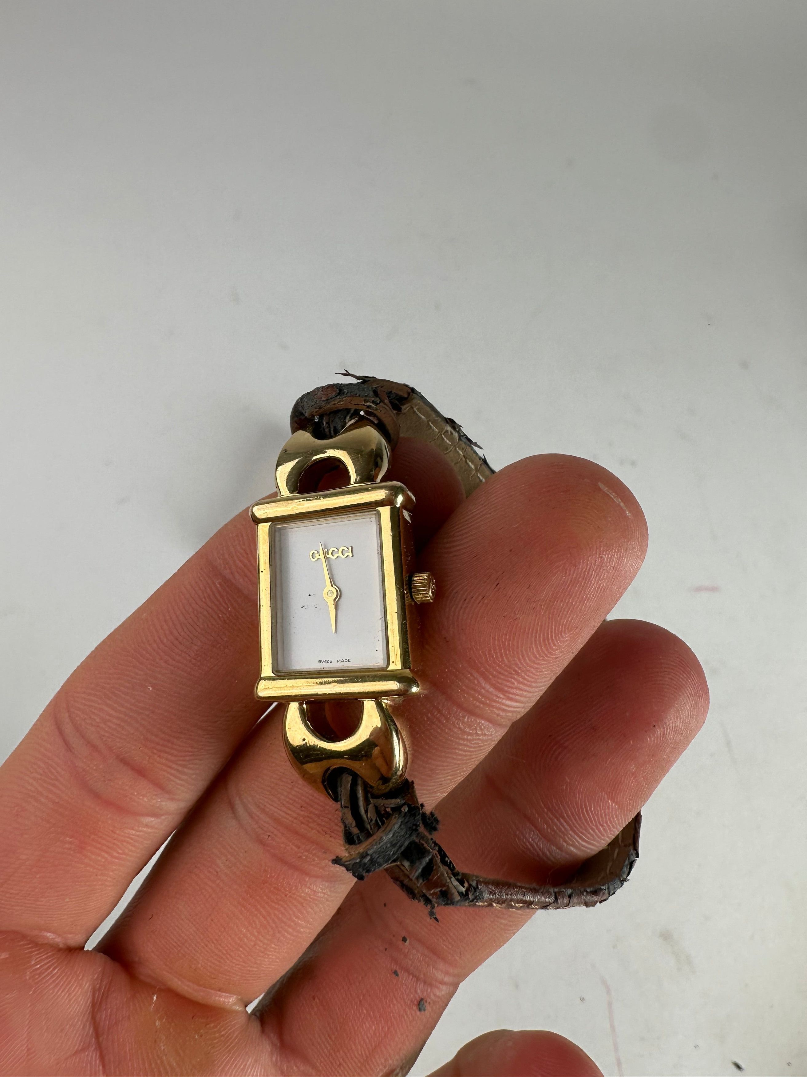 Gucci Vintage 1800 L Watch Gold White Size ONE SIZE - 3 Thumbnail