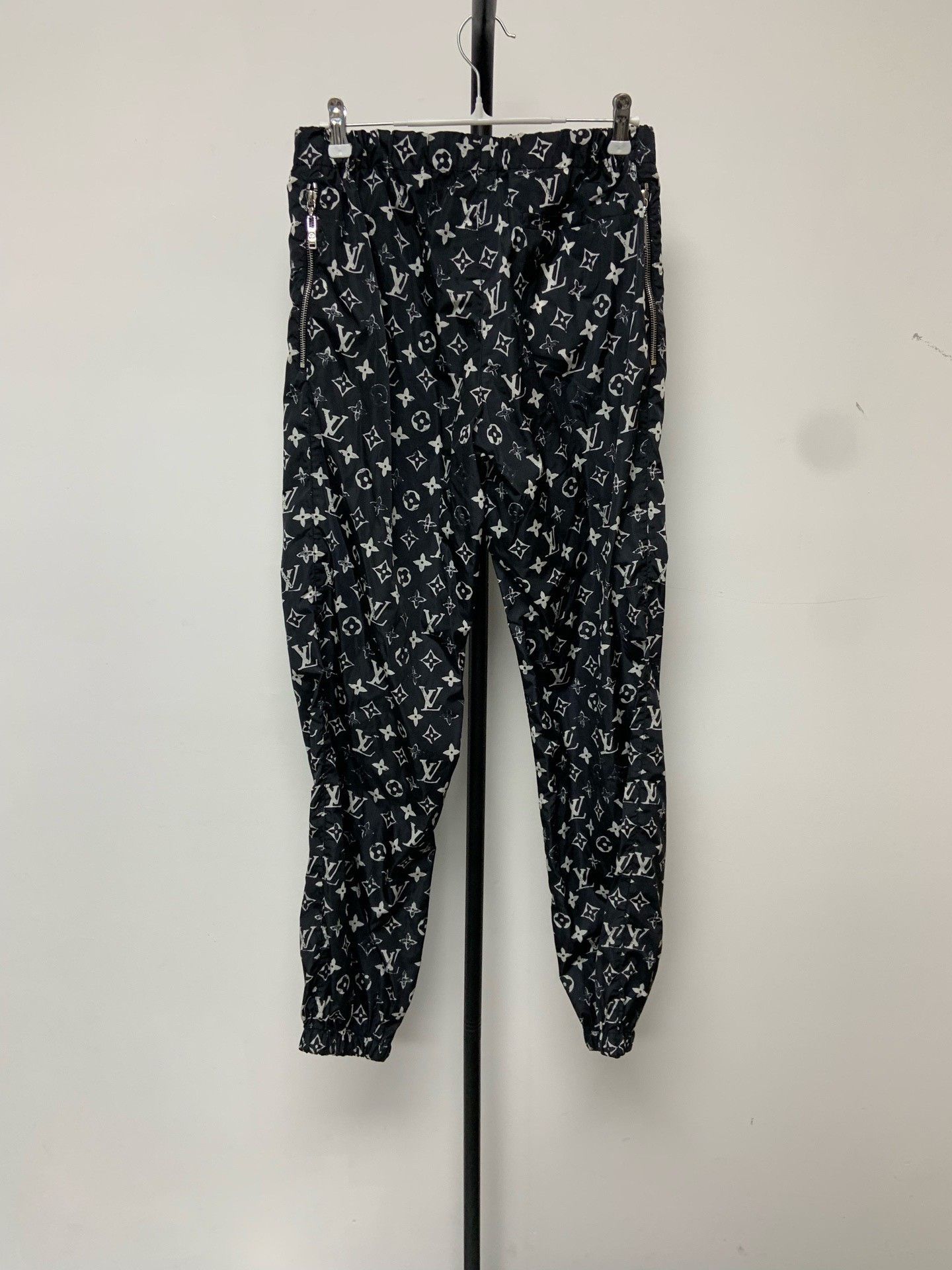 Louis Vuitton Louis Vuitton Stencil Monogram Joggers 28 Size 28" / US 6 / IT 42 - 3 Thumbnail