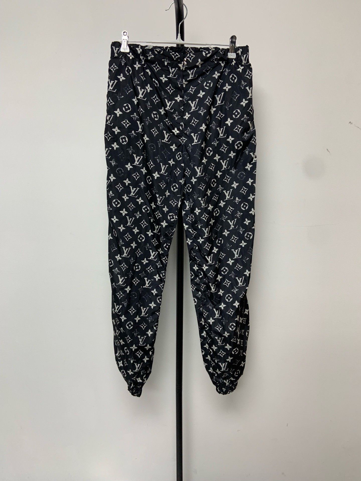 Louis Vuitton Louis Vuitton Stencil Monogram Joggers 28 Size 28" / US 6 / IT 42 - 2 Thumbnail