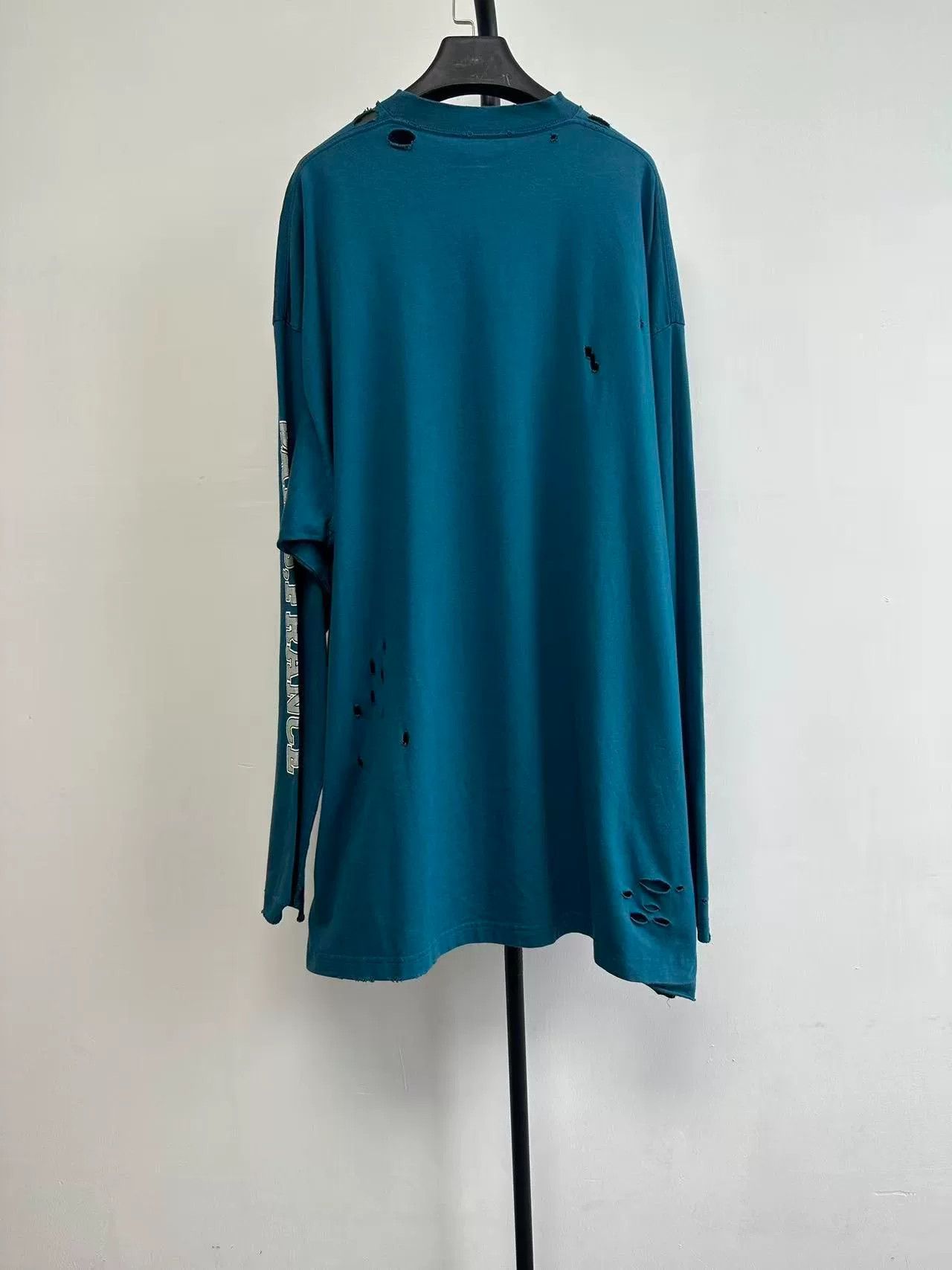 Balenciaga Balenciaga Distressed Graphic Long Sleeve T-Shirt Size 3 Size US L / EU 52-54 / 3 - 3 Thumbnail
