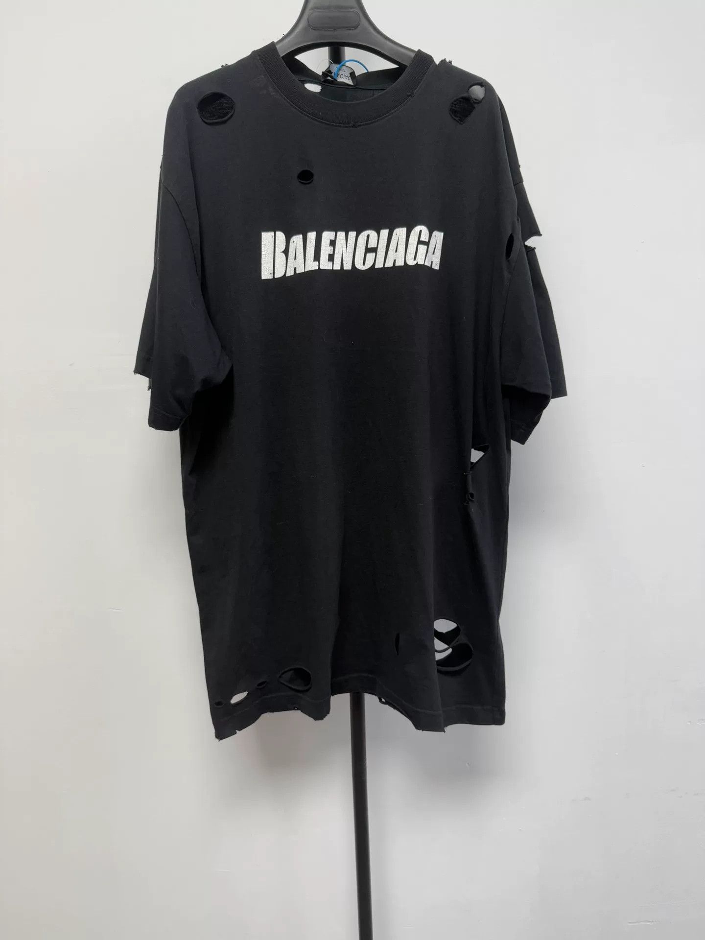 Balenciaga Balenciaga Distressed Logo T-Shirt XXS Size US XXS / EU 40 - 2 Thumbnail