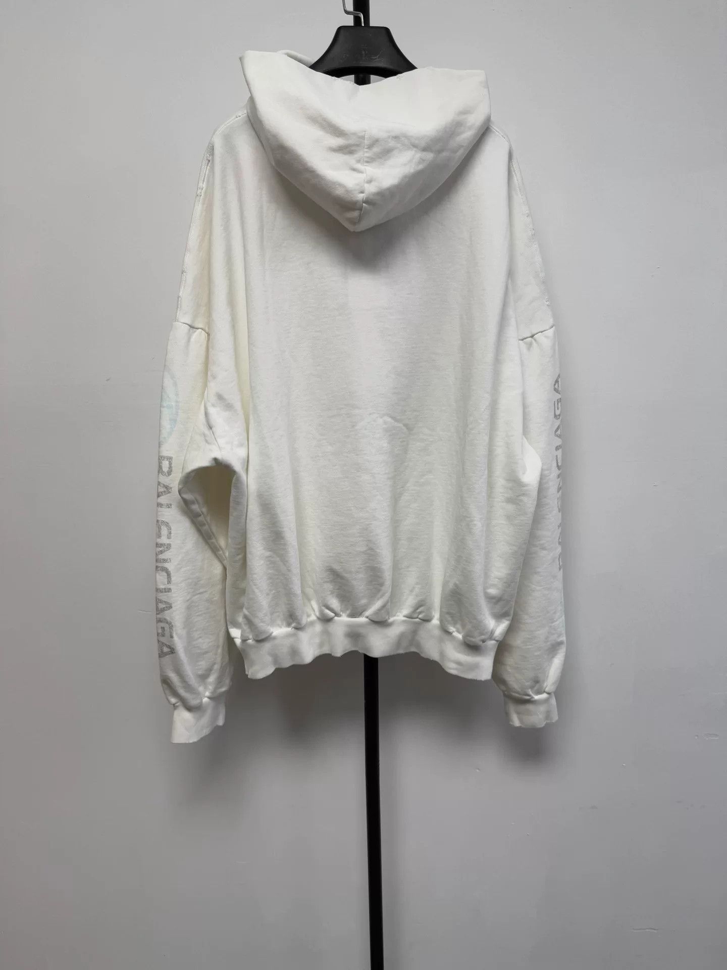 Balenciaga Balenciaga Distressed Logo Hoodie White Size 3 Size US L / EU 52-54 / 3 - 3 Thumbnail