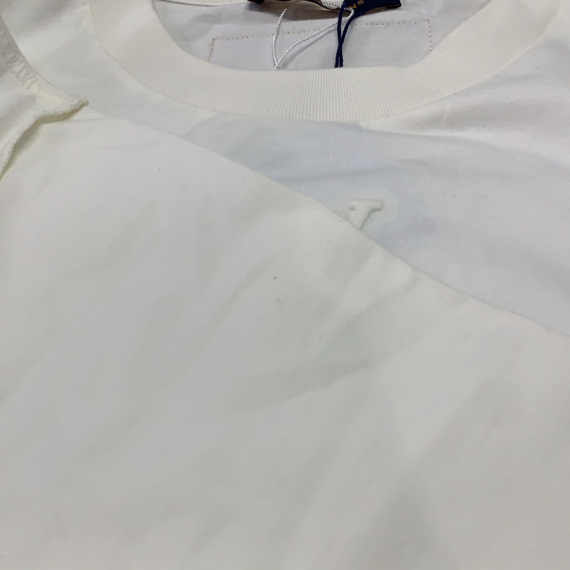 Louis Vuitton Louis Vuitton Logo Embossed Cotton T-Shirt Size 4L Size US XXL / EU 58 / 5 - 6 Thumbnail