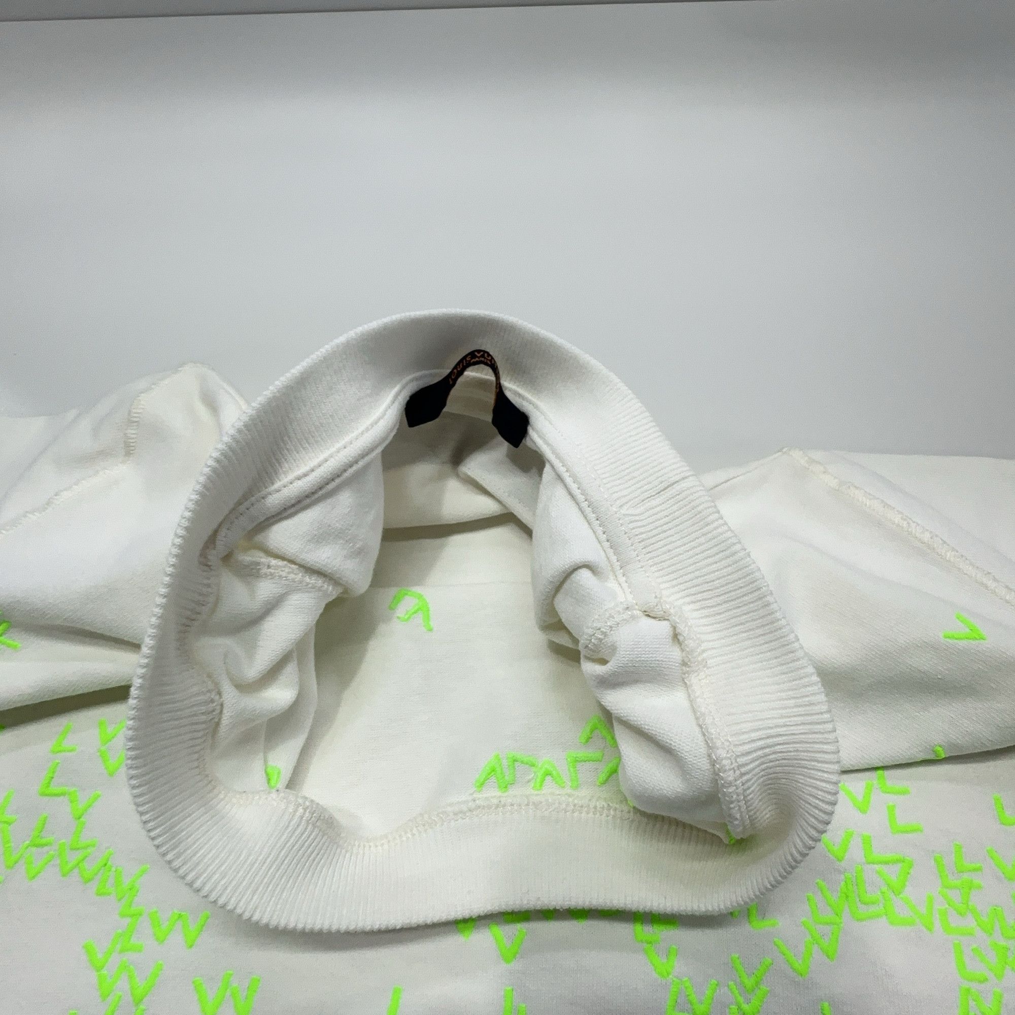 Louis Vuitton Louis Vuitton Neon Embroidered LV Logo T-Shirt XS Size US XS / EU 42 / 0 - 6 Thumbnail