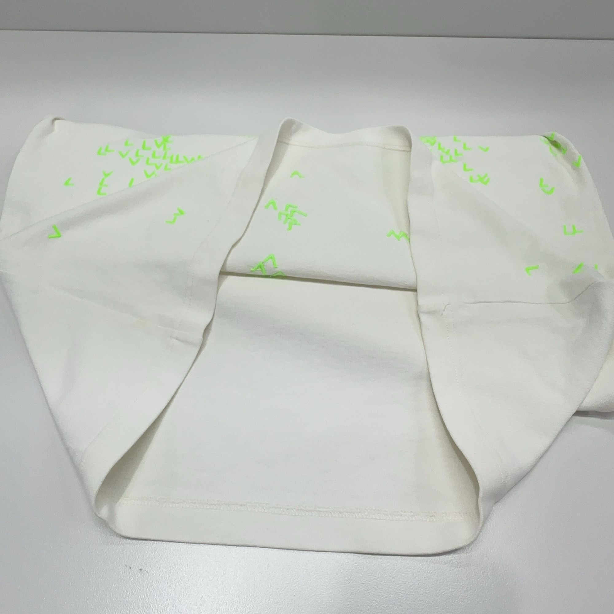 Louis Vuitton Louis Vuitton Neon Embroidered LV Logo T-Shirt XS Size US XS / EU 42 / 0 - 8 Thumbnail
