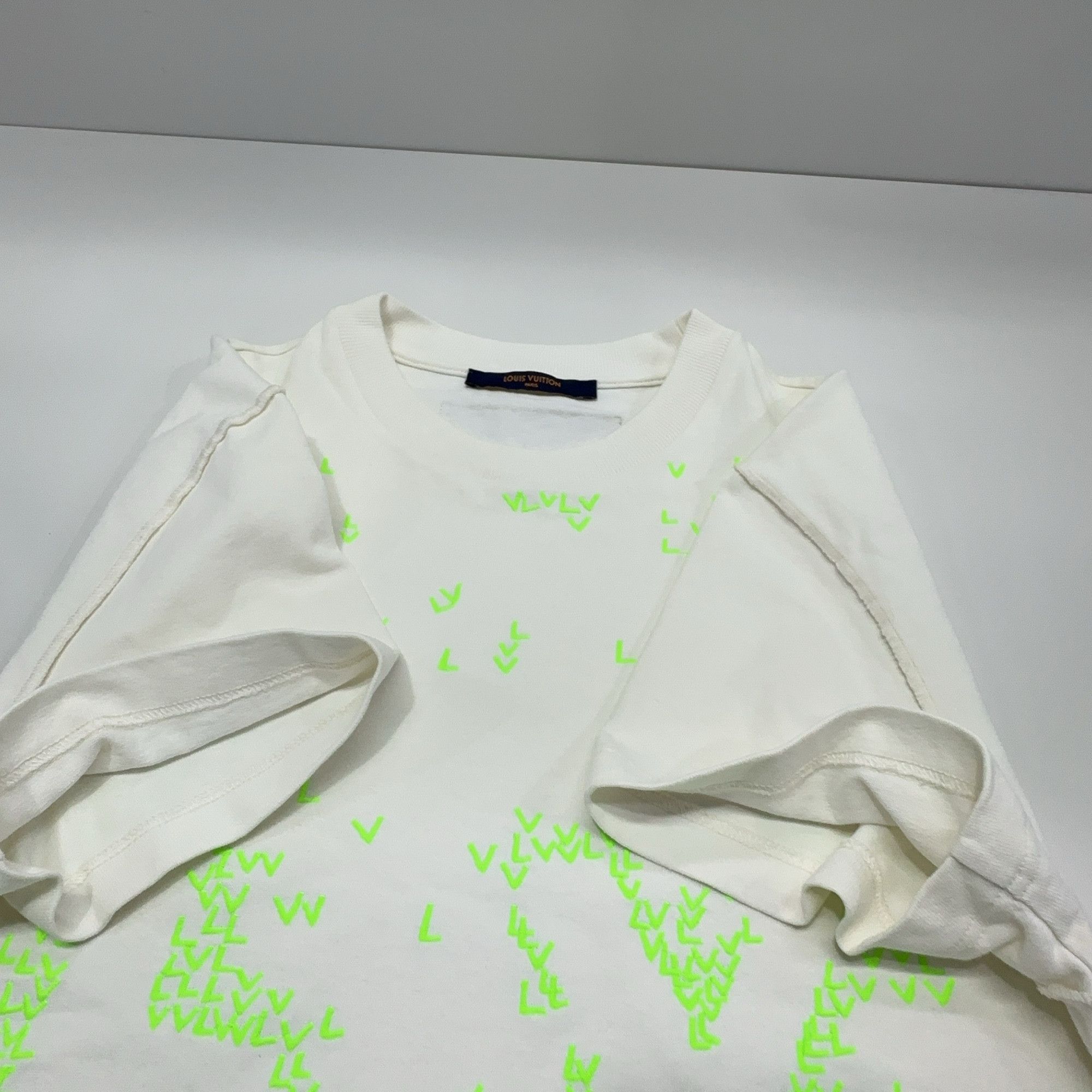 Louis Vuitton Louis Vuitton Neon Embroidered LV Logo T-Shirt XS Size US XS / EU 42 / 0 - 9 Thumbnail