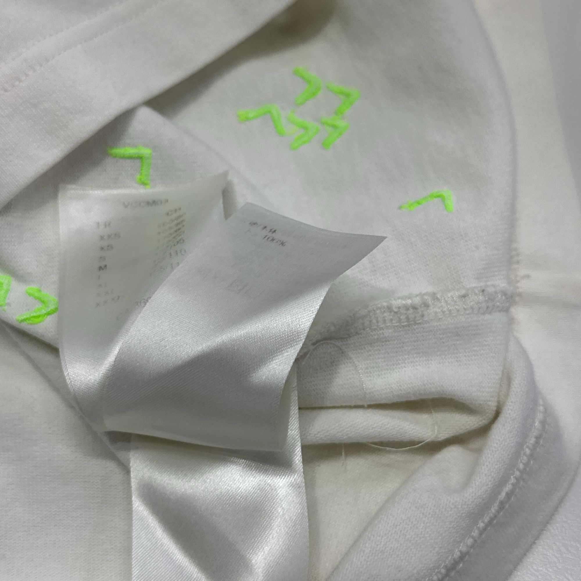Louis Vuitton Louis Vuitton Neon Embroidered LV Logo T-Shirt XS Size US XS / EU 42 / 0 - 5 Thumbnail